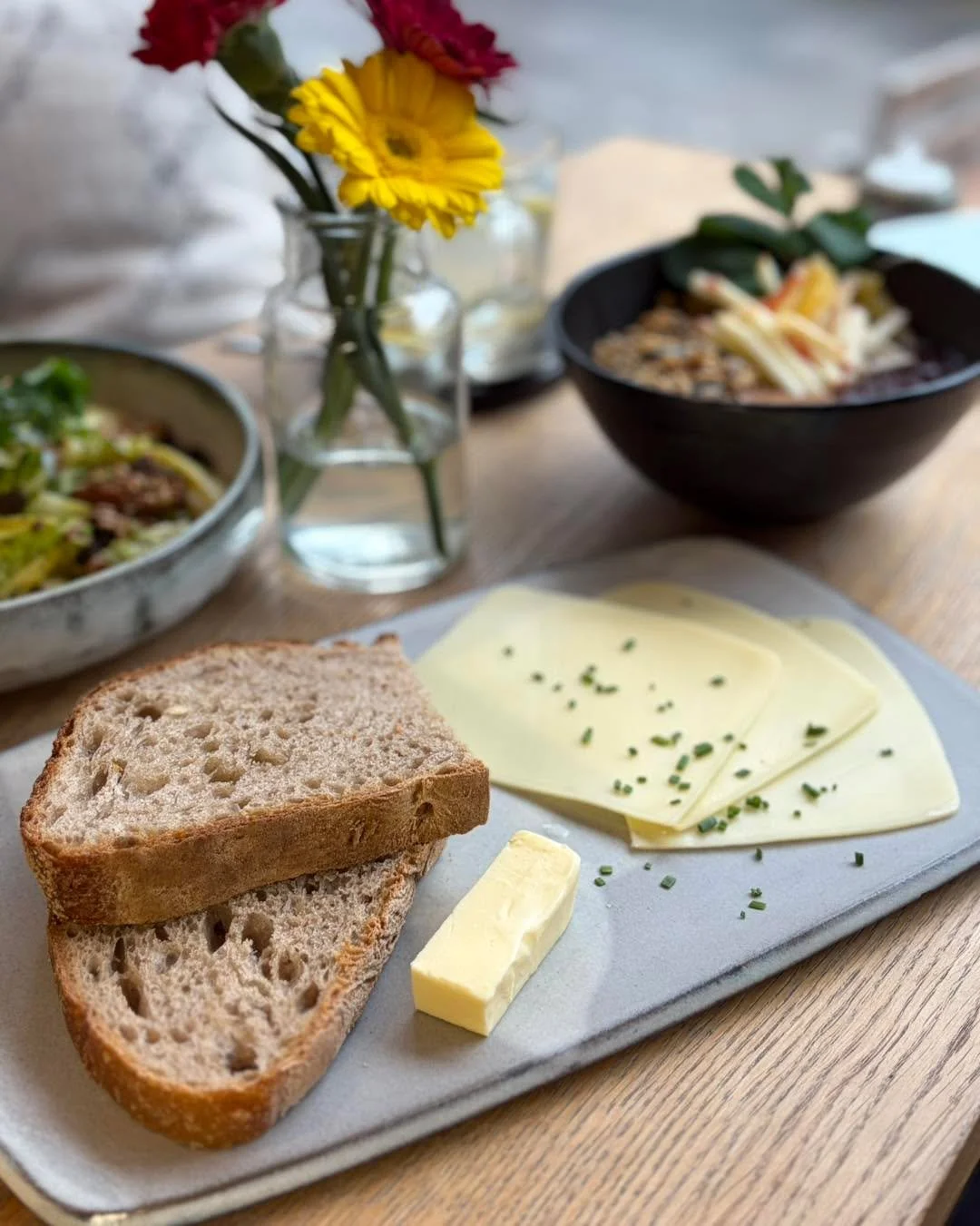 Schnell, ehrlich &amp; richtig gut: Unser Fr&uuml;hst&uuml;ck f&uuml;r den schnellen Hunger 🥖✨ Zwei Scheiben Bio-Sauerteigbrot von Brotraum treffen auf w&uuml;rzigen Bergk&auml;se und feine Butter.
Perfekt, wenn&rsquo;s morgens fix gehen soll und tr