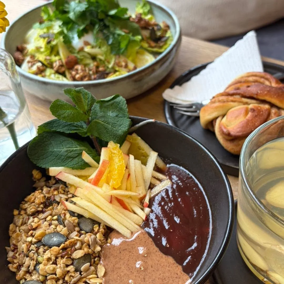 Sonntag ist zum Genie&szlig;en da 💛 Komm zum Brunch ins Caf&eacute; Francesca in Schwabing West.
Hausgemachtes Granola mit frischen Fr&uuml;chten, Joghurt &amp; Mandelmus oder Romanasalat mit Bio-Stundenei, herzhaften N&uuml;ssen &amp; Cashew-Salbei