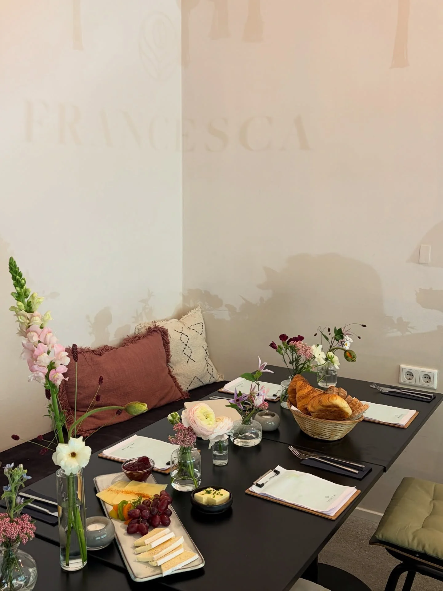 Manche Momente verdienen den perfekten Rahmen. 🌸
Feiert euren Geburtstag, eure Hochzeit, euren JGA oder jeden anderen Anlass, der euch am Herzen liegt, exklusiv bei uns im Caf&eacute; Francesca.
Ob kleine Runde oder gro&szlig;es Fest: Wir freuen uns