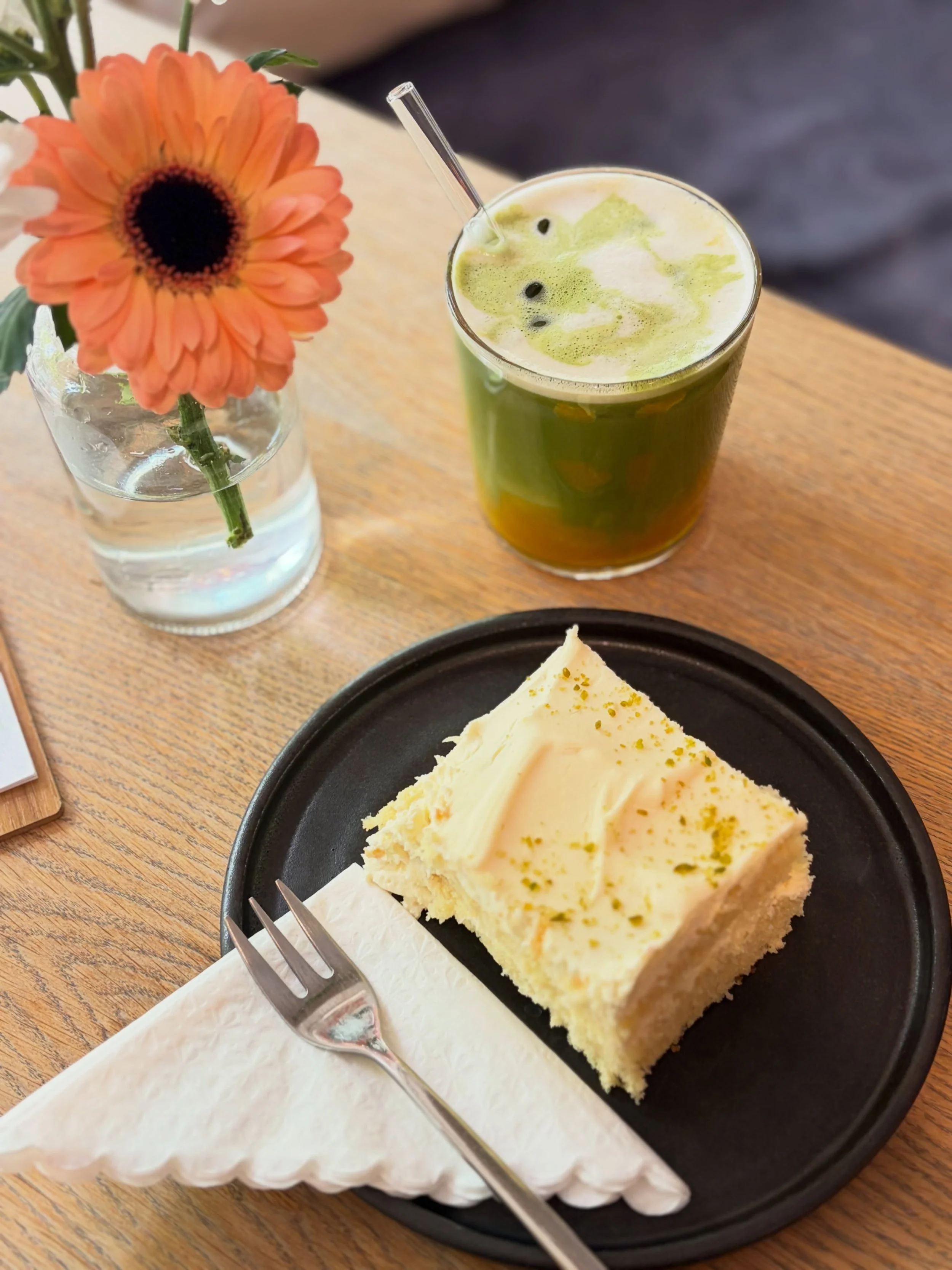 Dieser Muttertag verdient etwas Besonderes. 🍰💖
Verw&ouml;hnt eure Mamas mit einem Tisch bei uns. Fr&uuml;hst&uuml;ck, Brunch oder Kaffee und Kuchen. Einfach so. Weil sie es verdient haben.
Tisch reservieren &uuml;ber den Link in der Bio. #caf&eacut