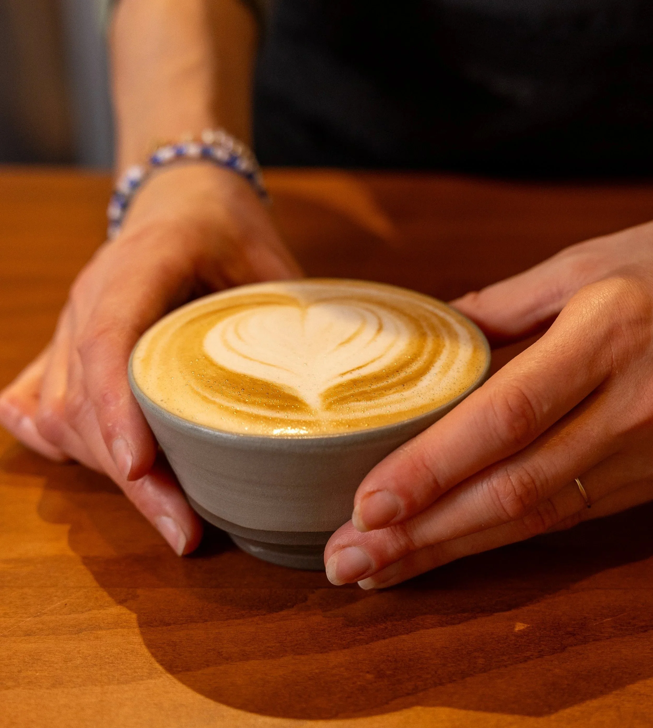 Ein Cappucchino mit Latte Art im Cafe Francesca in München.