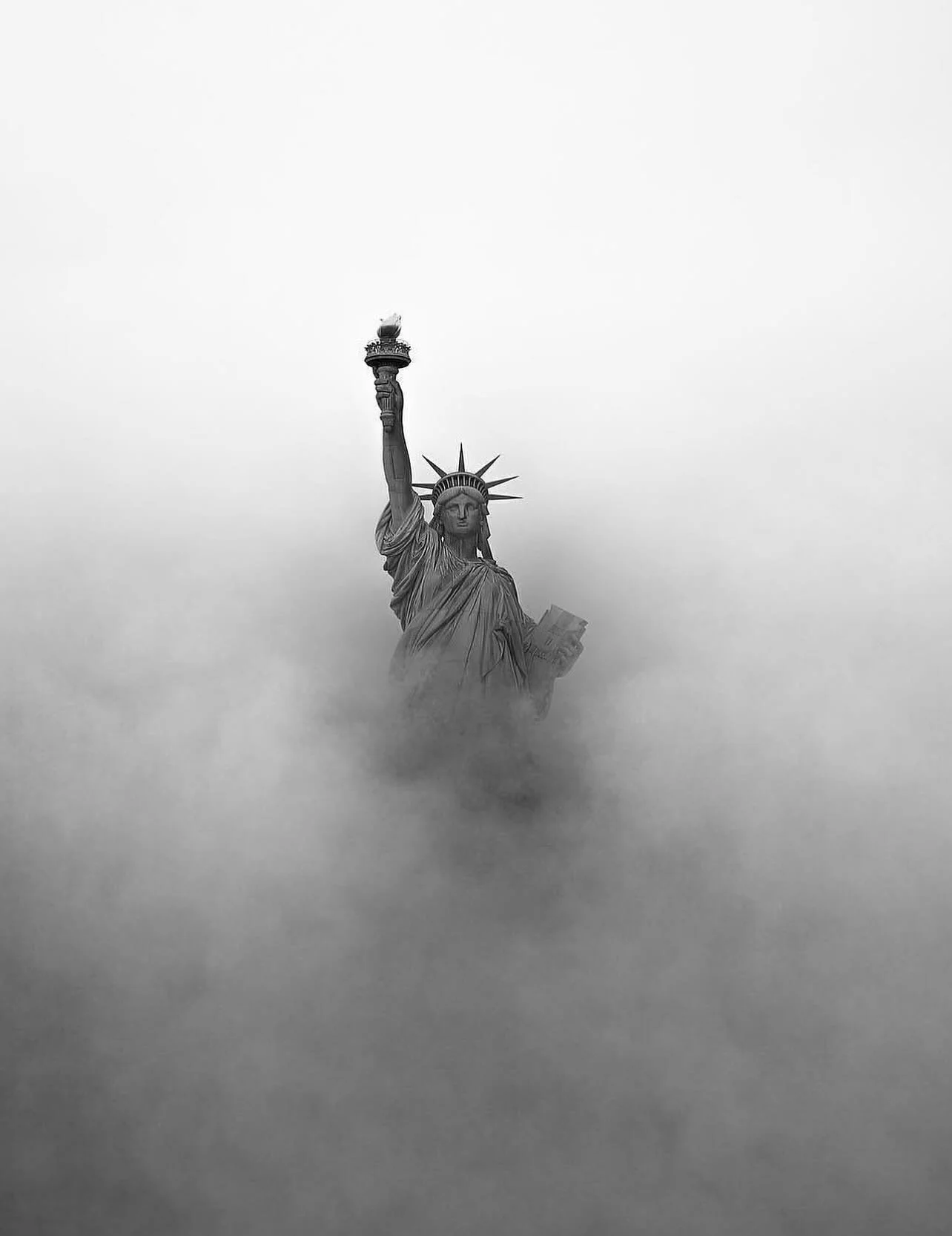 🇺🇸Never forget all of the innocent people who lost their lives on this day 24 years ago &amp; all of those who fight for our freedom . 🇺🇸

#godblessamerica ❤️🤍💙