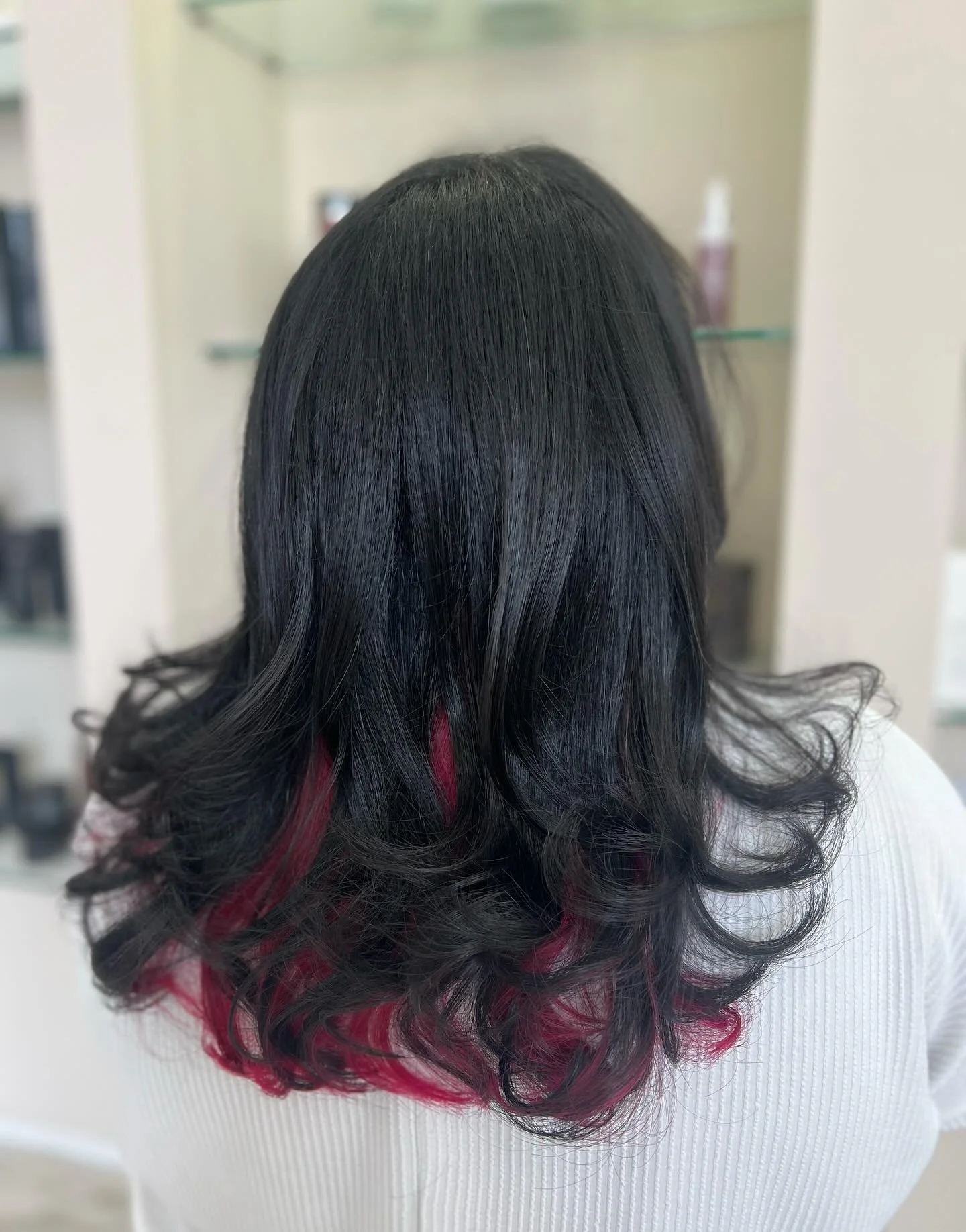 This beauty came in ready for a bold, dimensional refresh 🍷✨
We created a rich wine red underneath while keeping her natural dark tone on top — the contrast is everything!
We love seeing these fun, customized color creations come to life at T