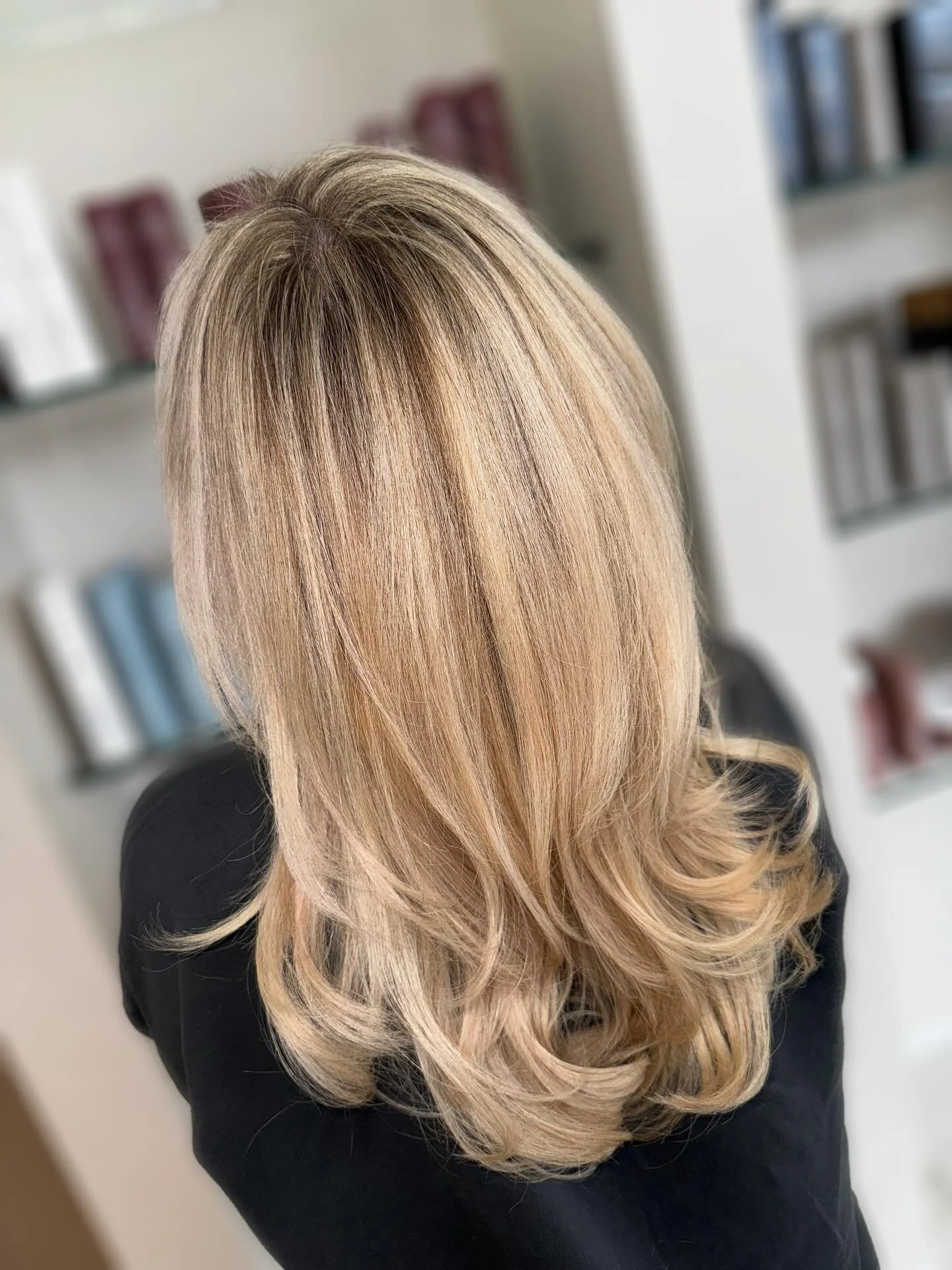 Don’t let lowlights scare you (or cutting off 3 inches 👻✂️)
Lowlights actually make your blonde brighter by adding dimension and depth ✨
And that haircut? It’s the secret to easier styling, more texture, and an overall cleaner, healthi