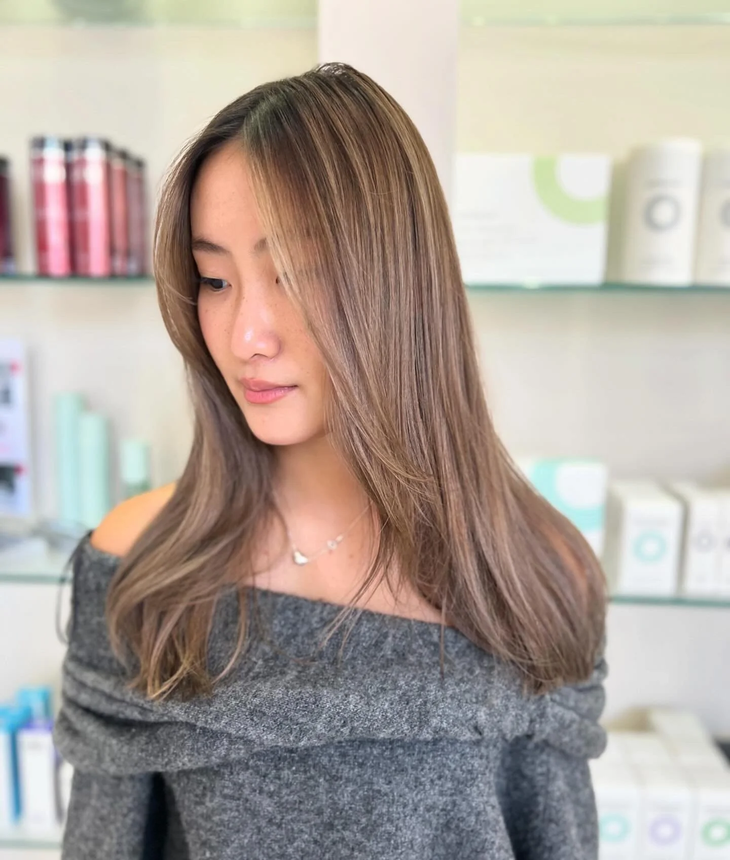 Sometimes all it takes is a simple single process color gloss to completely transform your look ✨
In just one visit, you can refresh your tone, add mirror-like shine, and boost the overall health of your hair &mdash; no major color change needed, jus