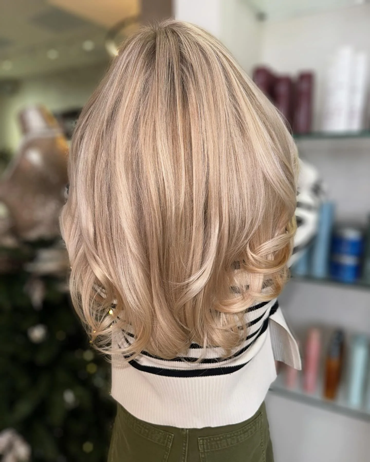 Dreaming of a bright blonde Christmas? ✨

There&rsquo;s only one way to get holiday-ready &mdash; and it&rsquo;s with The Coloroom. This L&rsquo;ANZA blonde is giving pure sparkle, shine, and that signature TCR glow.

Ready for your own holiday trans