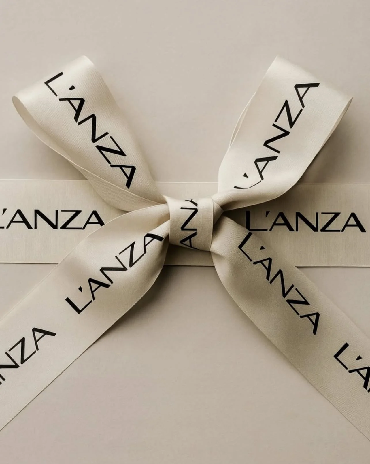 🎁 Swipe to unwrap the best gift under the Christmas tree &mdash; a L&rsquo;ANZA Gift Set!

Give your hair the love it deserves this season with the ultimate luxury care. ✨

Whether you&rsquo;re shopping for yourself or someone special, L&rsquo;ANZA 
