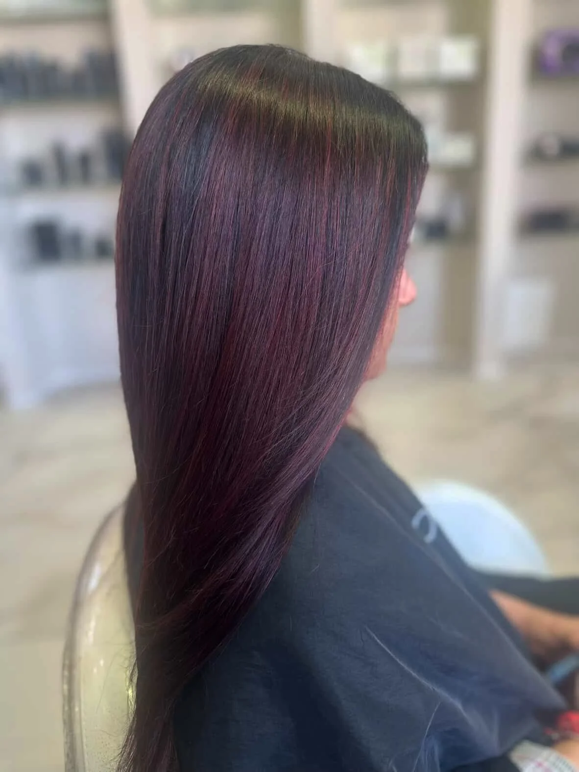 POV: Straight from the chair ✨
When the color refresh is that stunning.
#TCRartist @linzmiller_tcr 

Make sure your holiday hair is on point just in time for Christmas and New Year&rsquo;s &mdash; sometimes a simple gloss refresh is all you need. 🎄?