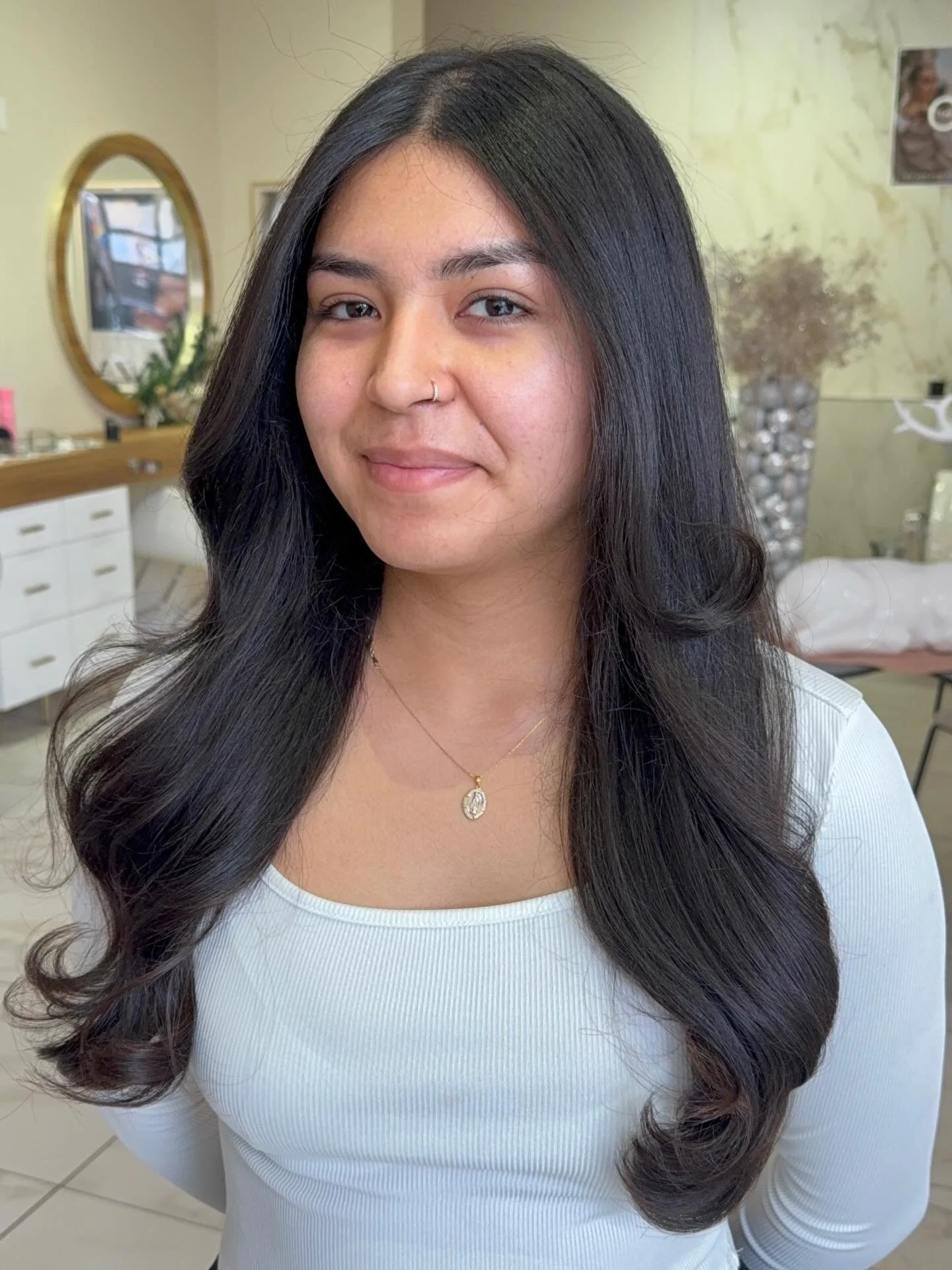 ✨ Sometimes all you need is the perfect cut and a flawless blowout.

Swipe to see this beauty&rsquo;s gorgeous natural curls before her hair transformation. 

✨ #TCRArtist @adriannapelosi_tcr