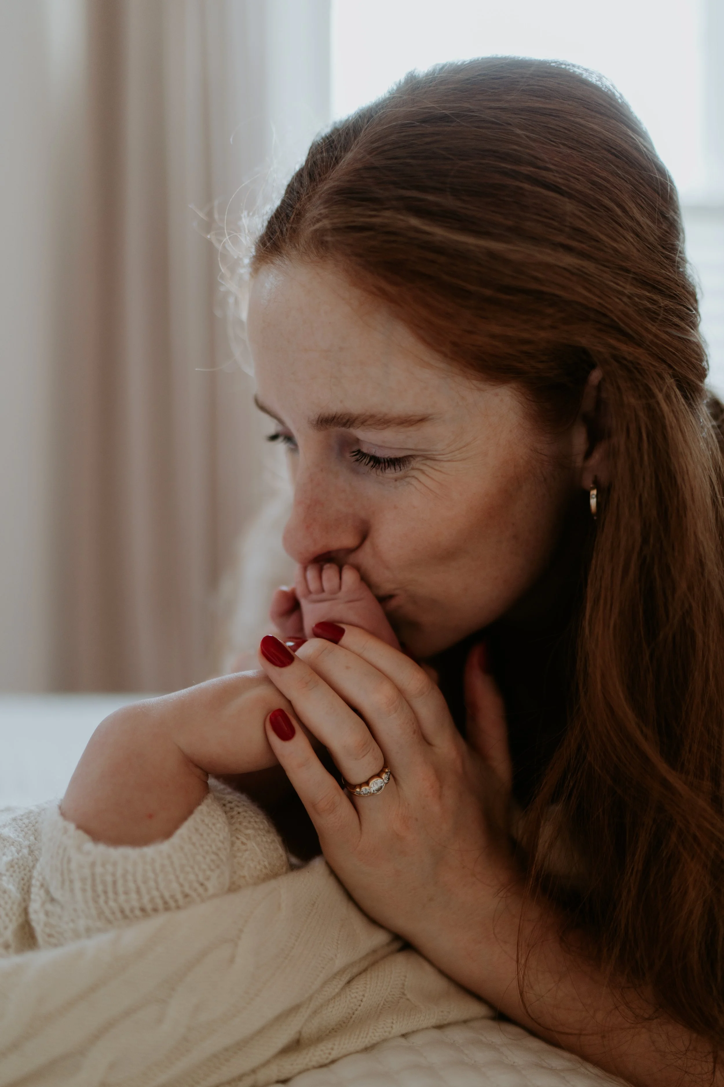 Newborn Photography at Home vs. Studio: 5 Things Photographers Don’t Tell You