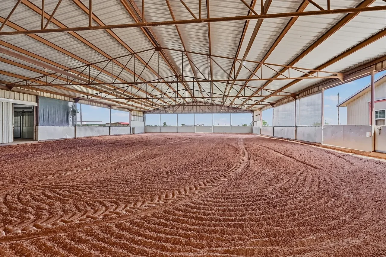 Oscar's Place Collinsville covered intake arena