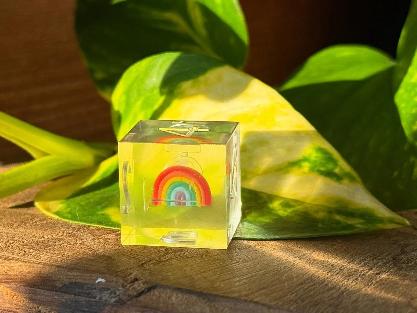 A happy little rainbow die with clay work from @bellasbaubles.12 to wish everyone a happy Friday! 🌈