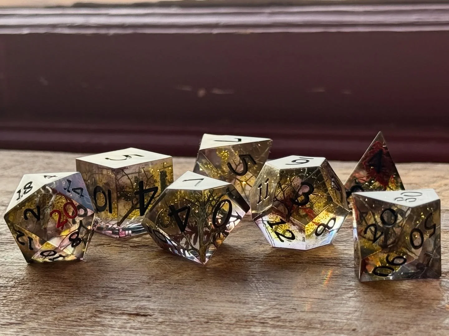 A gorgeous autumn dark forest set for @fela.the.bat !!! 🪾

We worked together on coming up with a cool concept to get  some magical feeling, witchy/Elden Ring vibes for these guys. These were a BLAST to make, thank you so much bb! 🖤

#AutumnDice #F