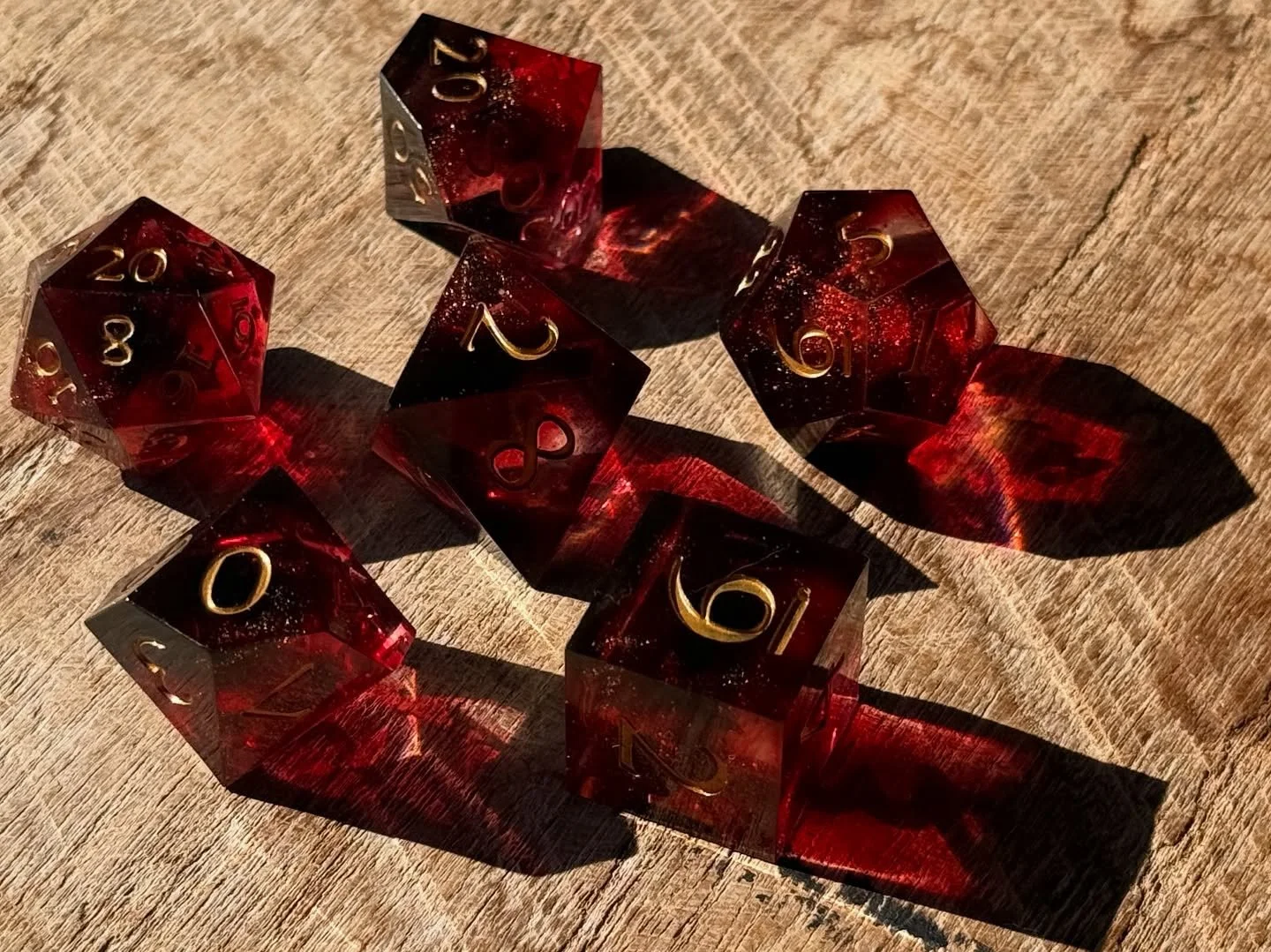 The sun was the main character yesterday- juicyyy ruby red set with gold glitter and numbering~ 🍒

#resindice #dnddice #ttrpgdice #dicecommunity #dicemakersofinstagram #polyhedraldice #tabletopgaming #dnd5e #dndlife #ttrpgcommunity #dndaccessories #