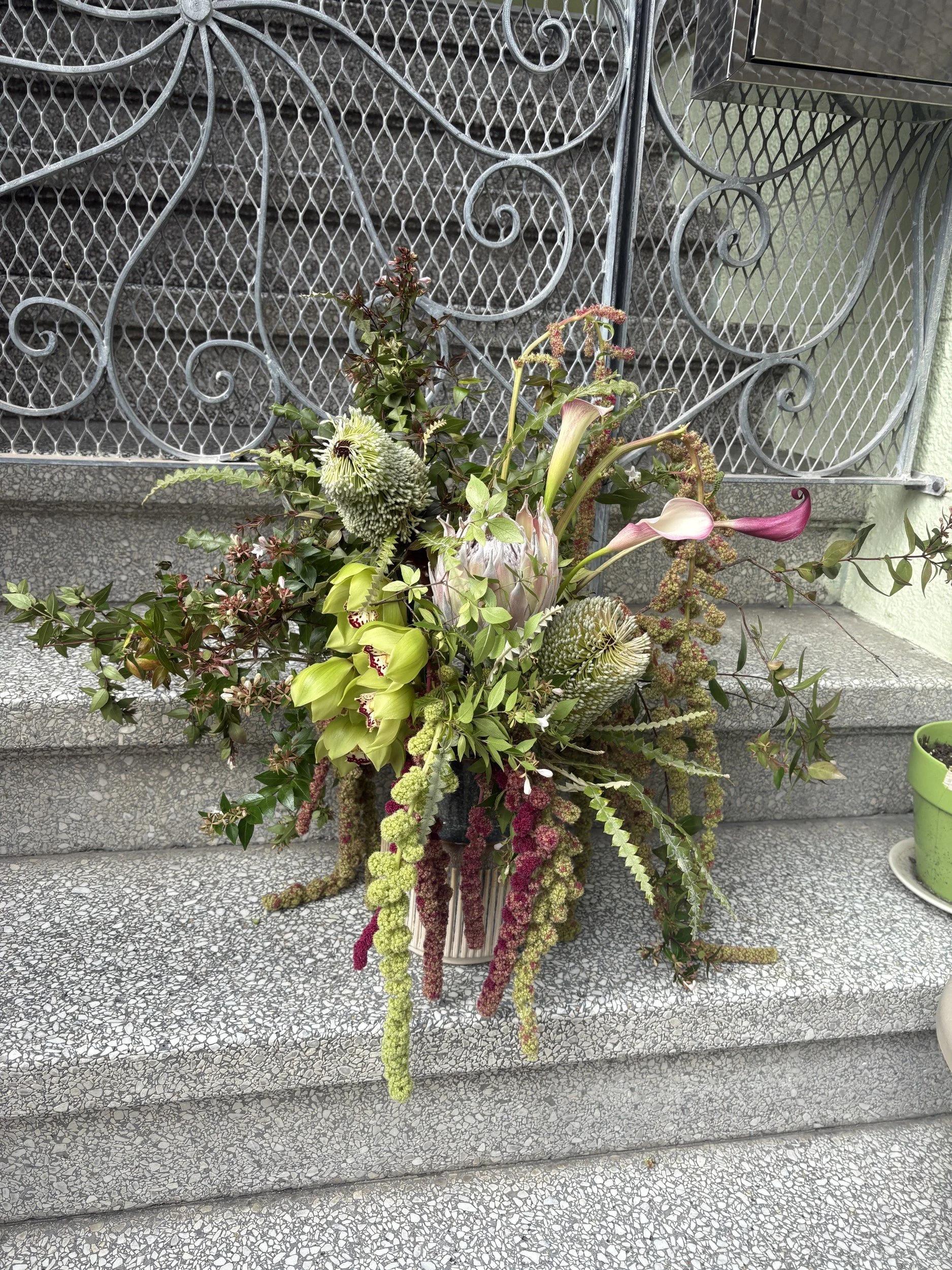 24-arrangement-green-stairs.jpg