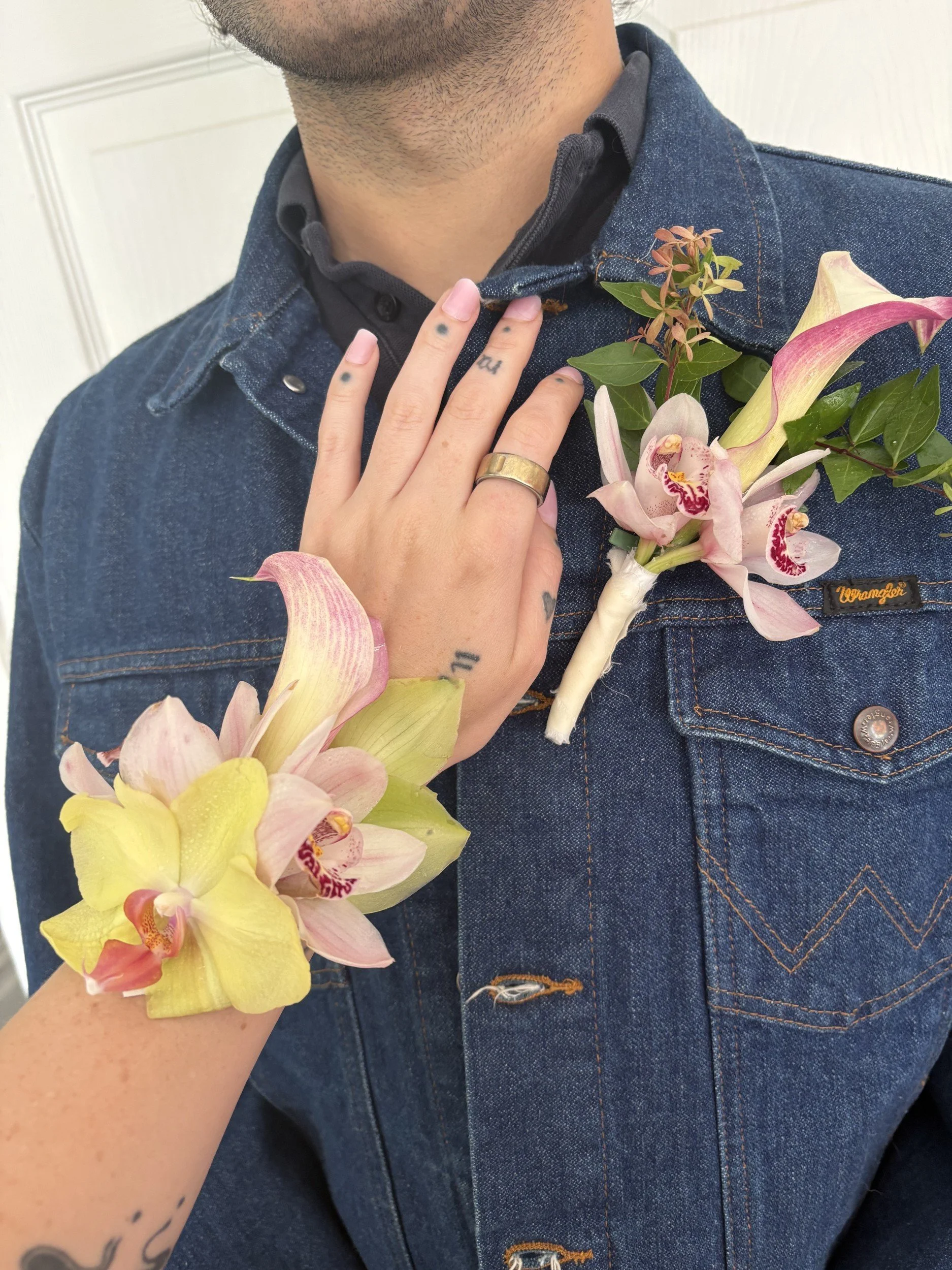 wearable-boutonniere-and-corsage.jpg