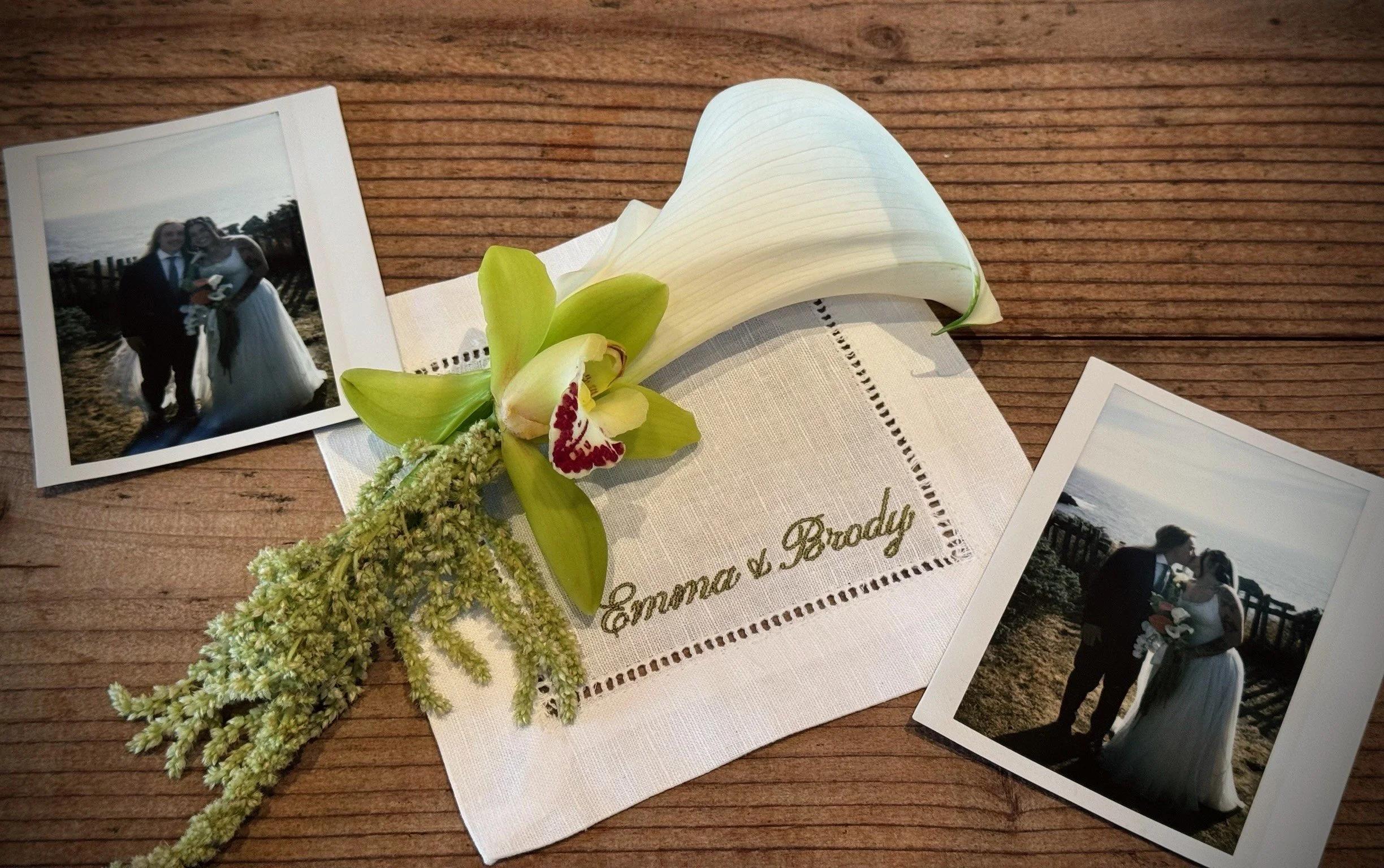 07-wearable-boutonniere-calla-napkin.jpg
