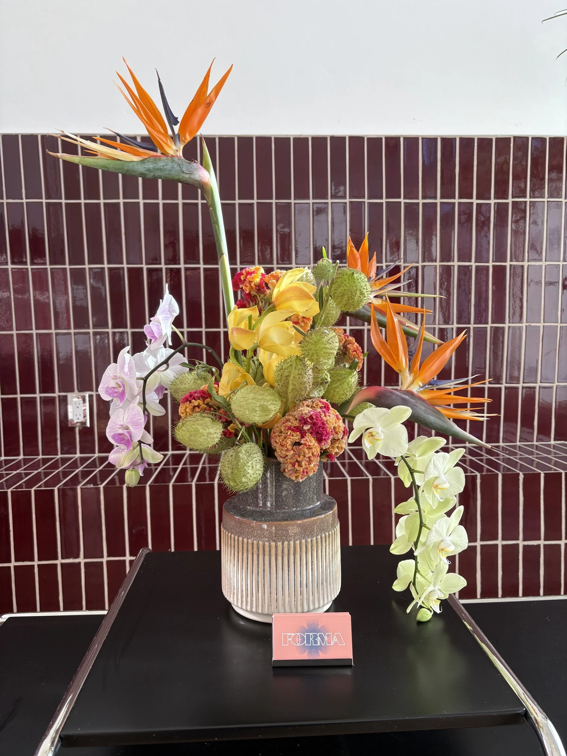 14-arrangement-tropical-bench.jpg