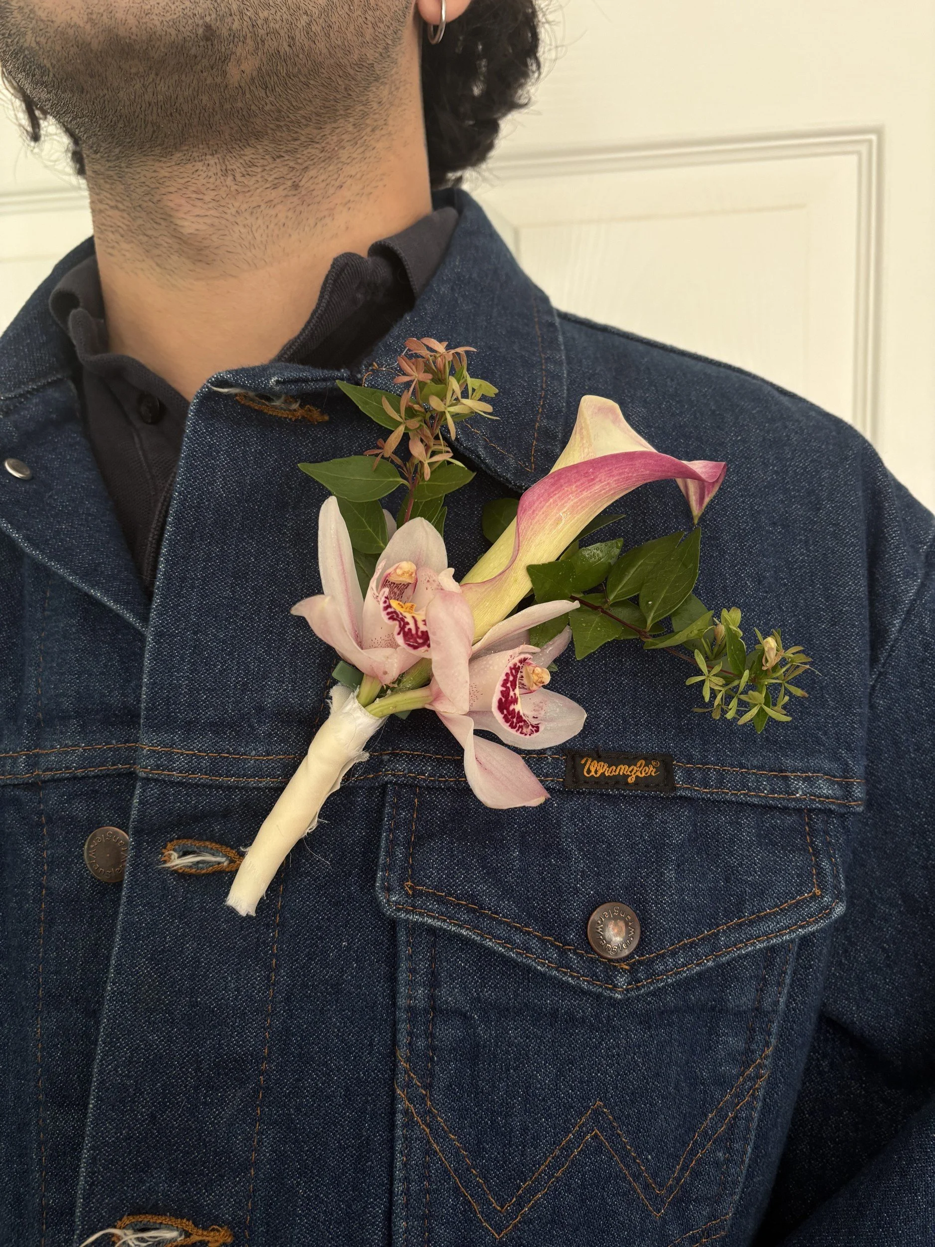 wearable-boutonniere-calla-orchid.jpg