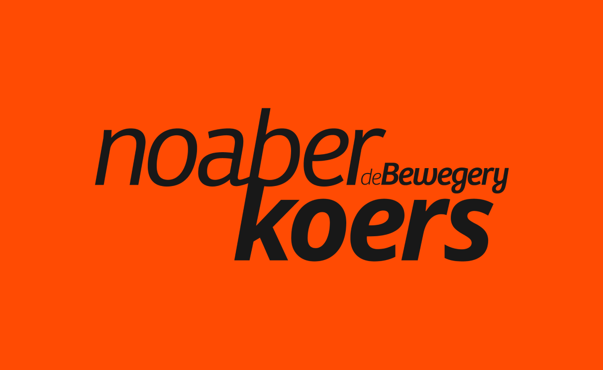Logo van Noaber Koers, met de woorden 'noaber', 'deBwegery' en 'koers' tegen oranje achtergrond.