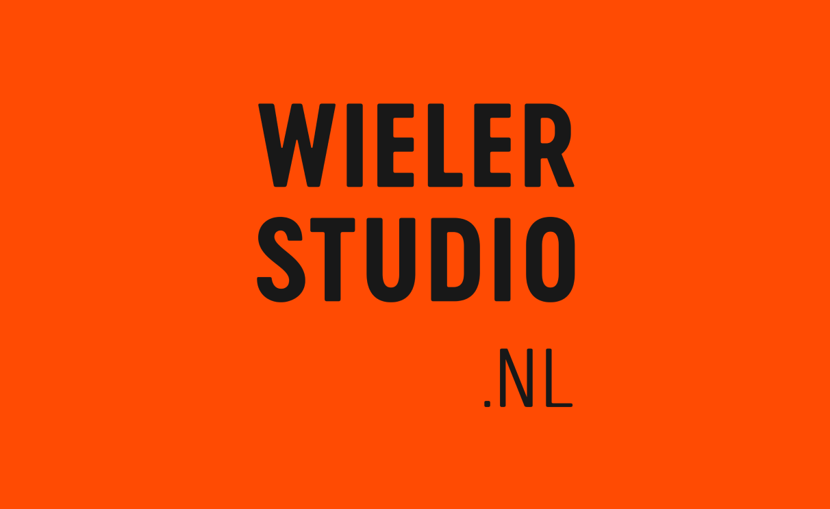 Oranje achtergrond met zwarte tekst 'WIELER STUDIO .NL'.