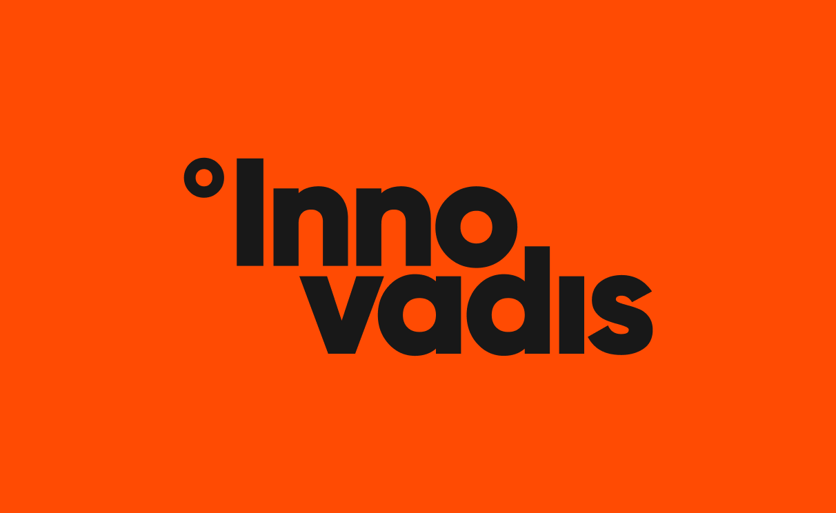 Logo met de tekst 'Inno vads' op een oranje achtergrond.