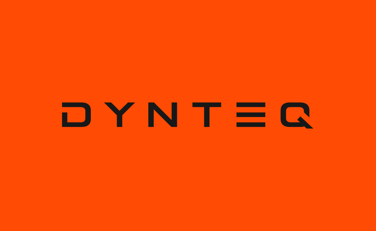 Oranje achtergrond met de tekst 'DYNTEQ' in zwarte letters.