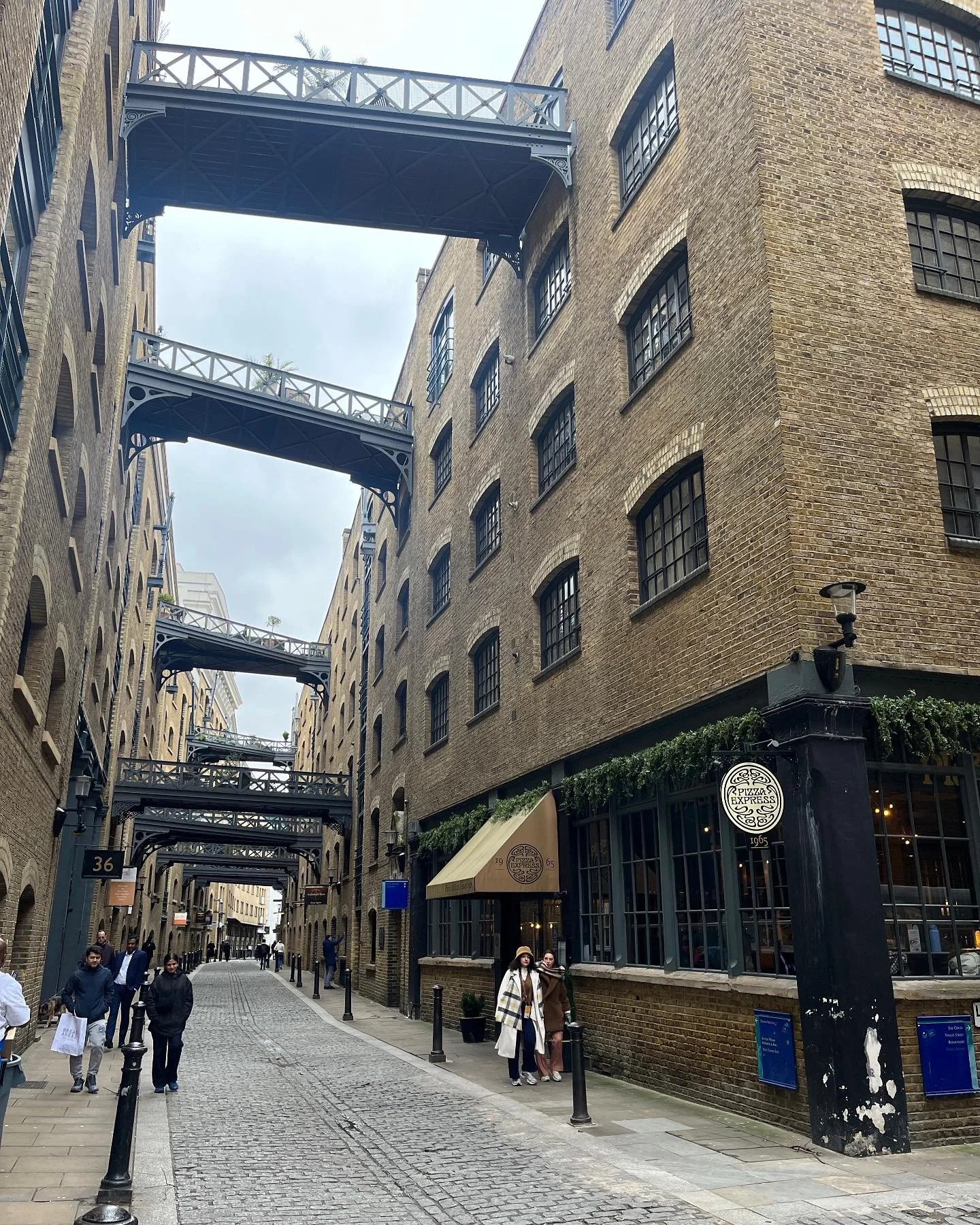 Shad Thames, Southwark, London 📍
Formerly the largest warehouse complex in London and known as &lsquo;the larder of London,&rsquo; Shad Thames was the heart of the city&rsquo;s spice and tea trade in the 19th century. The iron bridges connecting the