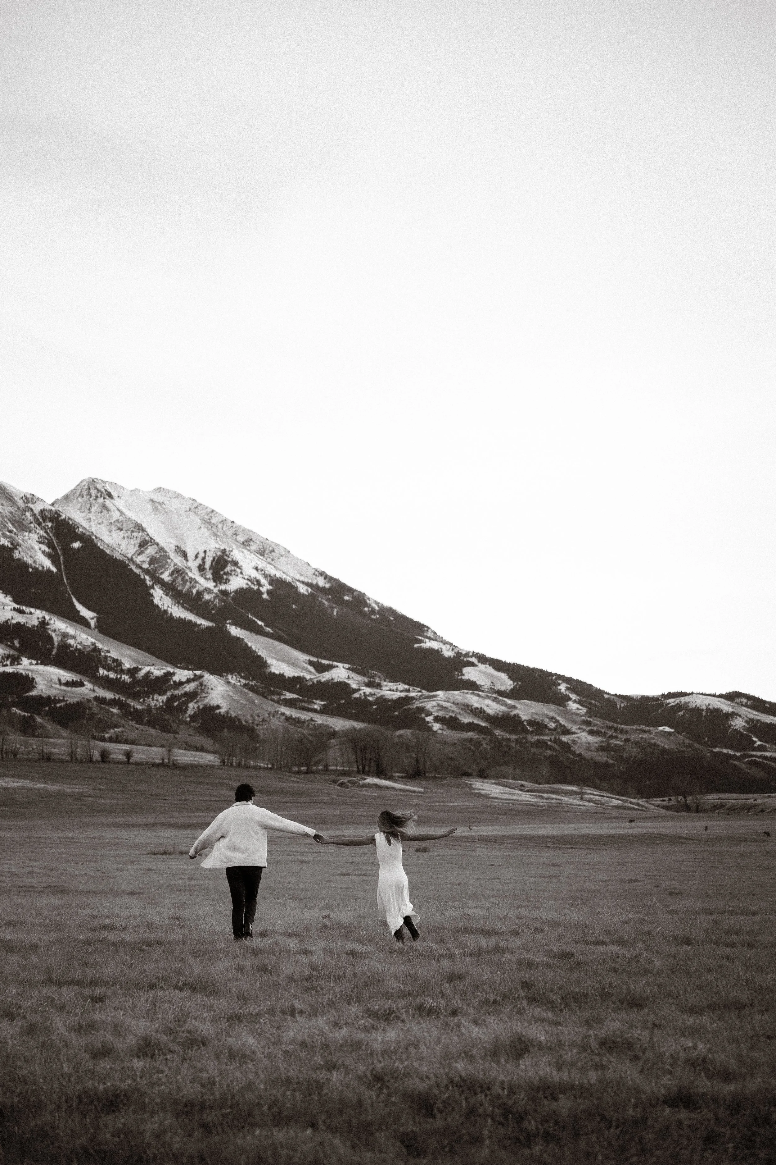 Austin &amp; Clara’s Romantic Paradise Valley Engagement Session