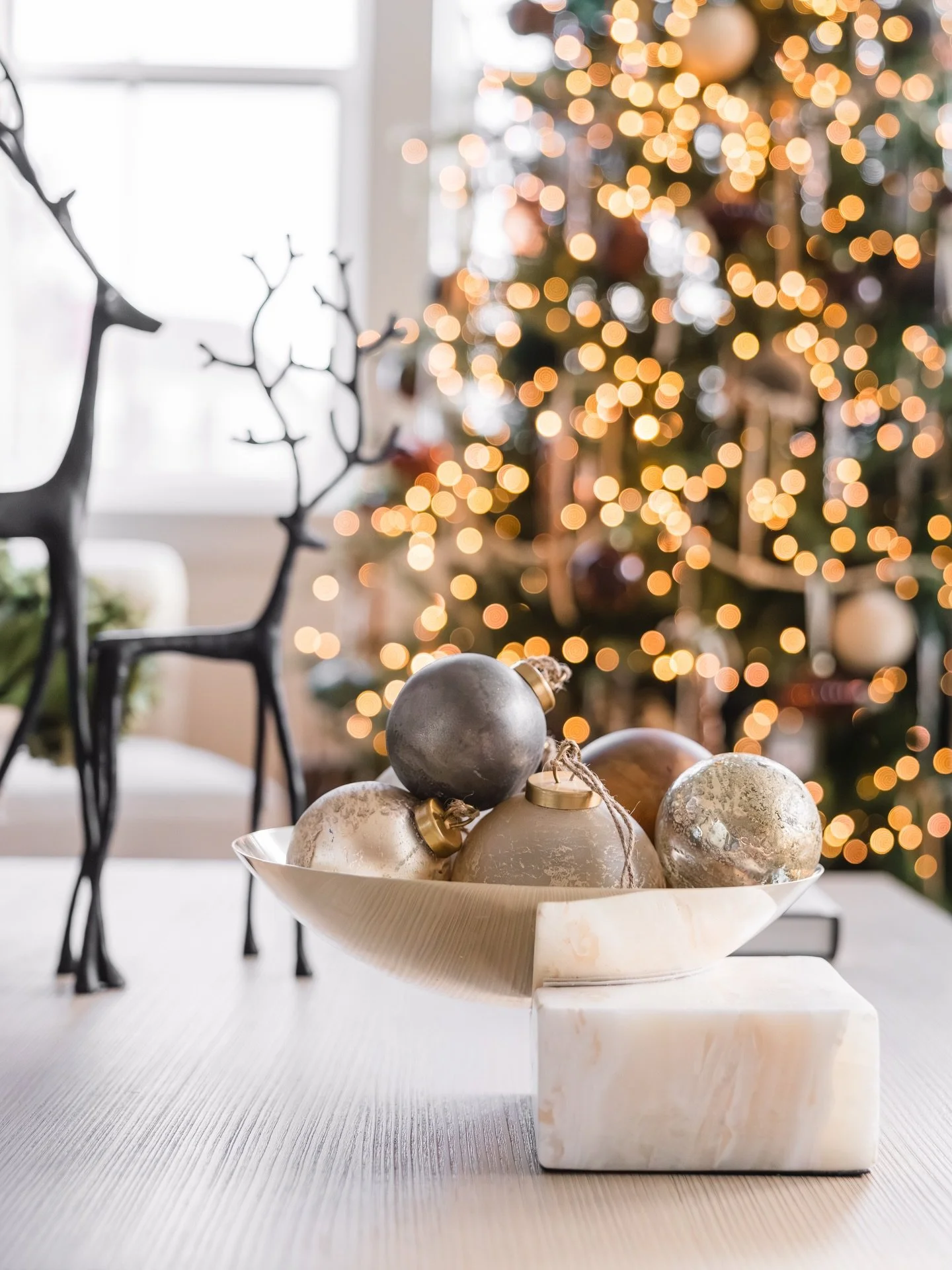 Holiday decor details from the 2024 archives, by @lonihaskellinteriors who is as talented as she is kind 💕🎄 
.
.
.
.
.
.
.
.
.
.
#InteriorDesignPhotography #InteriorsPhotographer #InteriorDesignPhotographer #InteriorStylingPhotography #DesignerColl