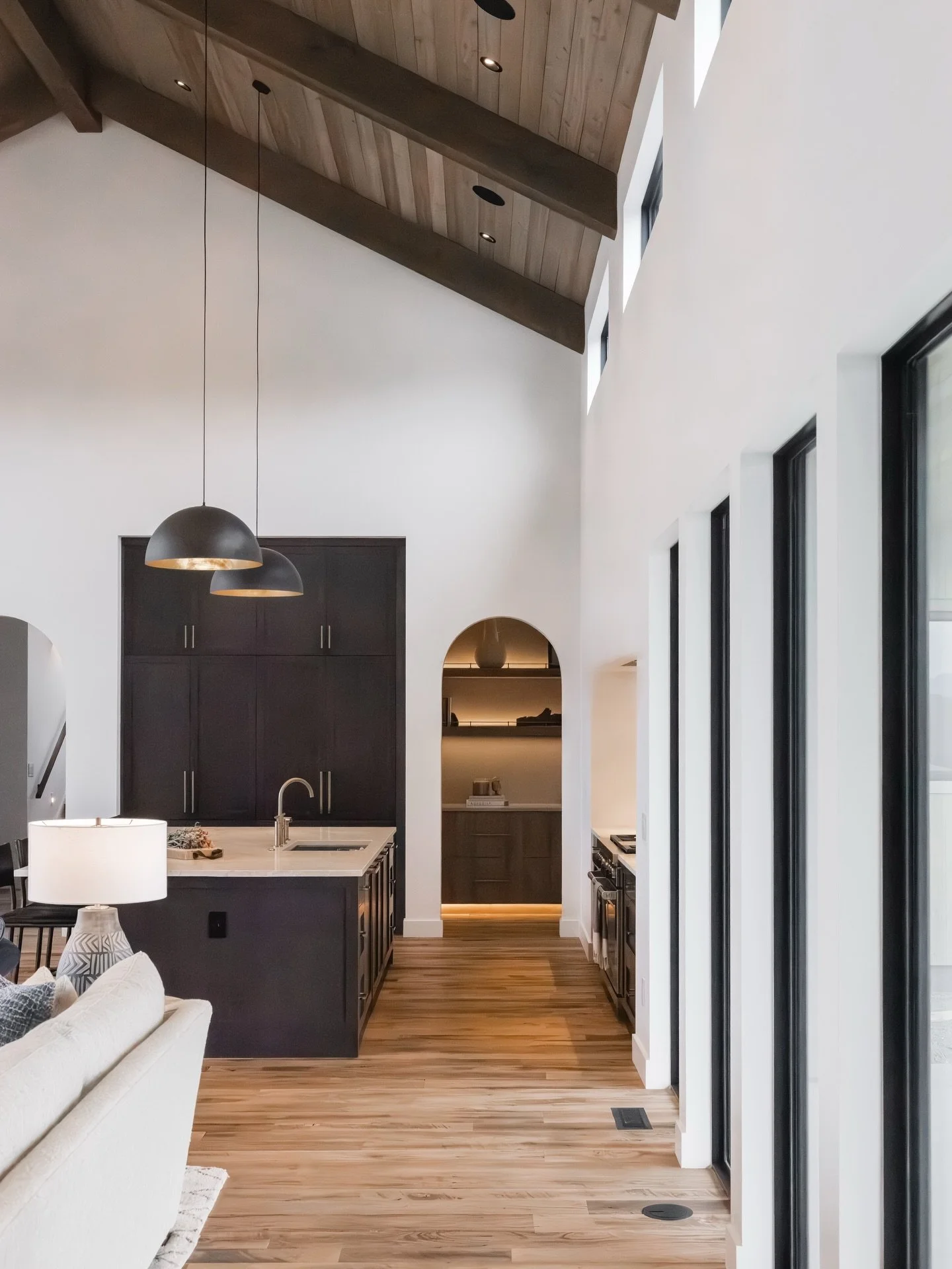 popping back on your feed with clean lines, warm wood, and thoughtful details, shot for @questcabinetry @elizabethrobbinteriors @msquaredconstruction 🫶🏼🤍🌿
.
.
.
.
#interiordesign #architechturaldetails #modernrustic #interiorphotographer