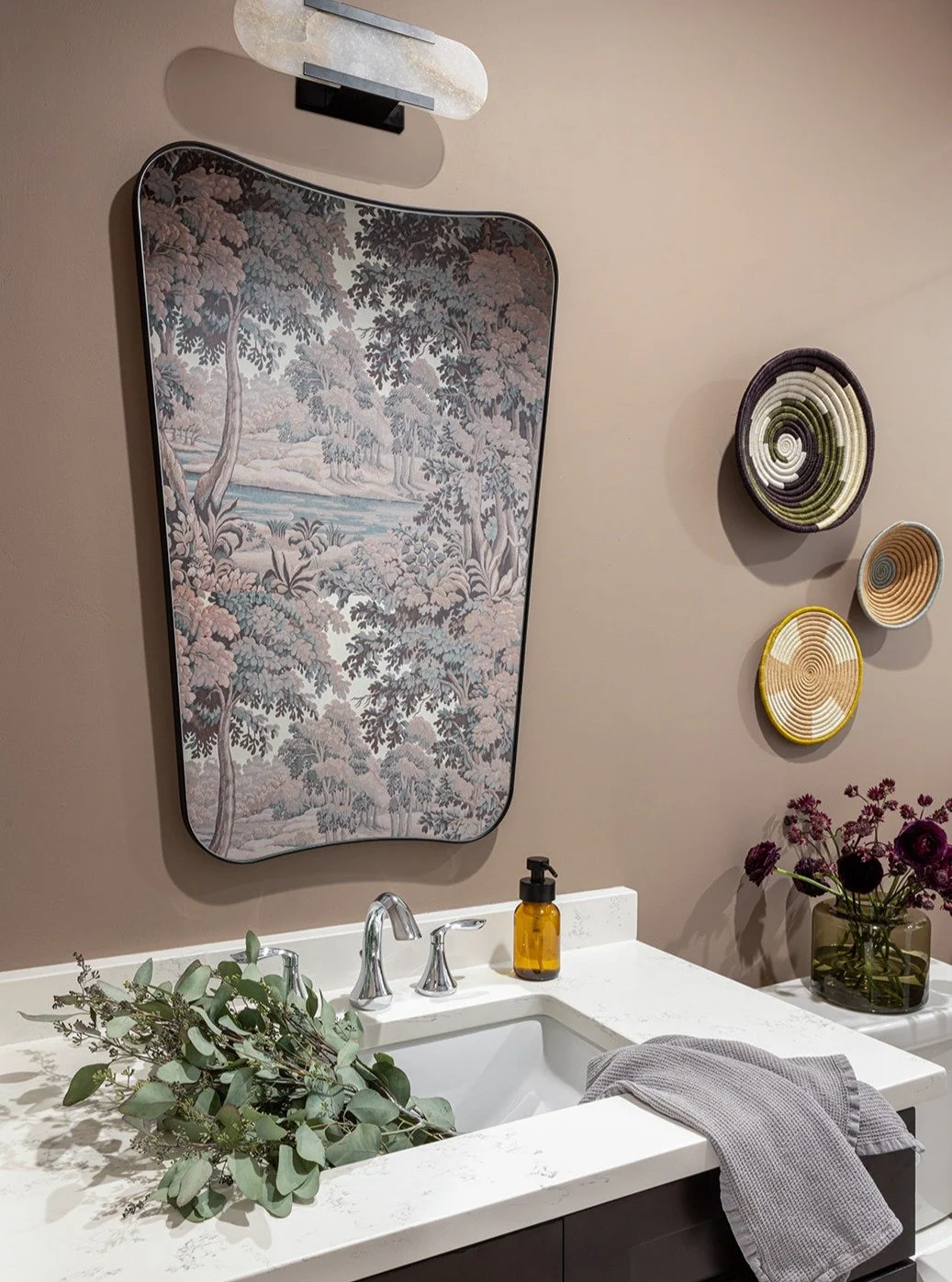 Bathrooms aren't a chore when they look this good 🙃⁠
⁠
📸: @jilltiongco_interiors⁠
.⁠
.⁠
.⁠
#chicagointeriors #bathroomdesign #boldbathroom #interiordesignchicago #luxurydesign #floralwallpaper #studiosoniainteriors⁠
chicago interior designer, bathr