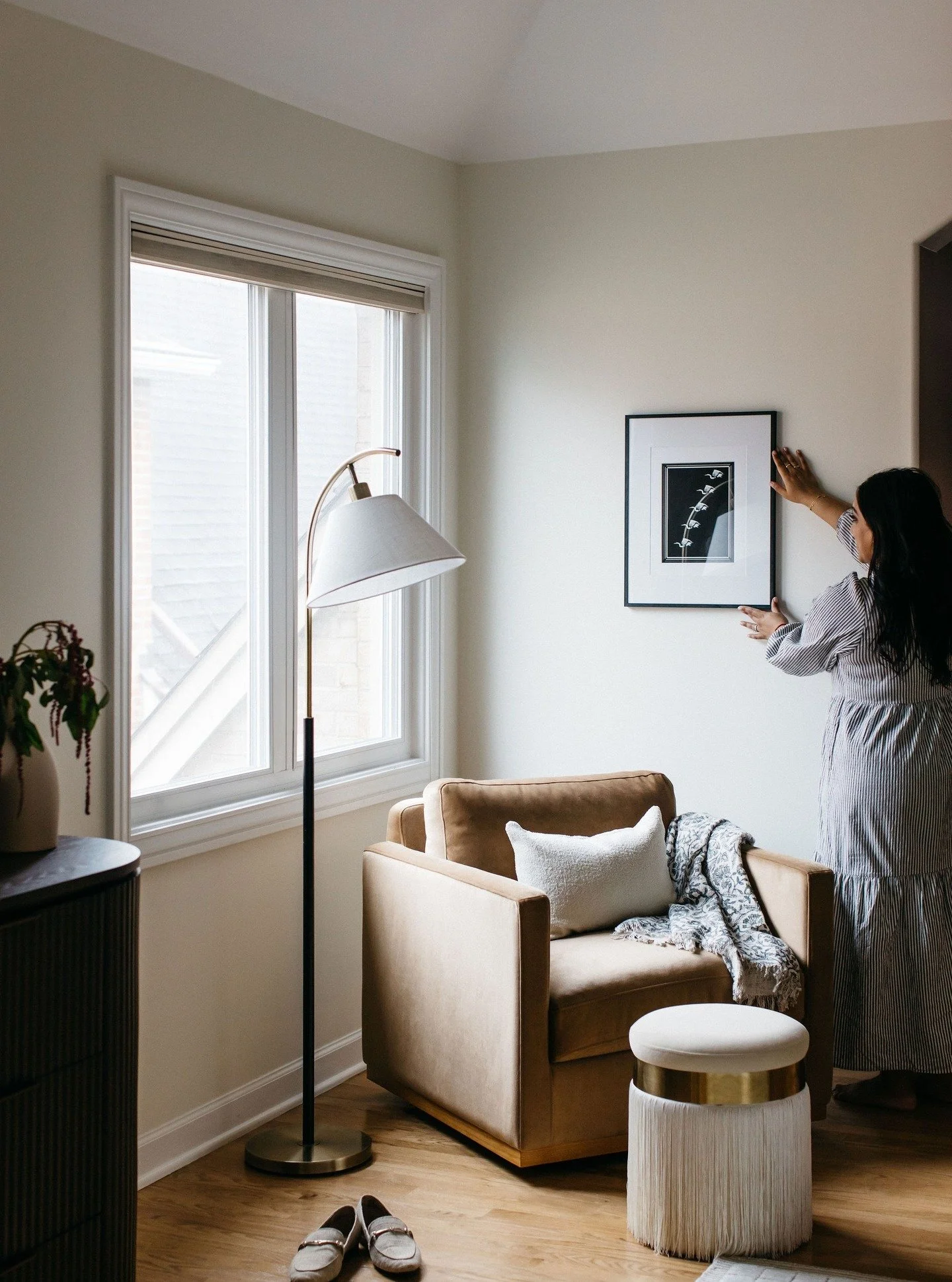This corner works because of three things: lighting that's actually warm (not that harsh overhead situation), textures that you want to touch, and one good piece of art instead of trying to fill every inch of wall.

Quality over quantity, always.

Sa