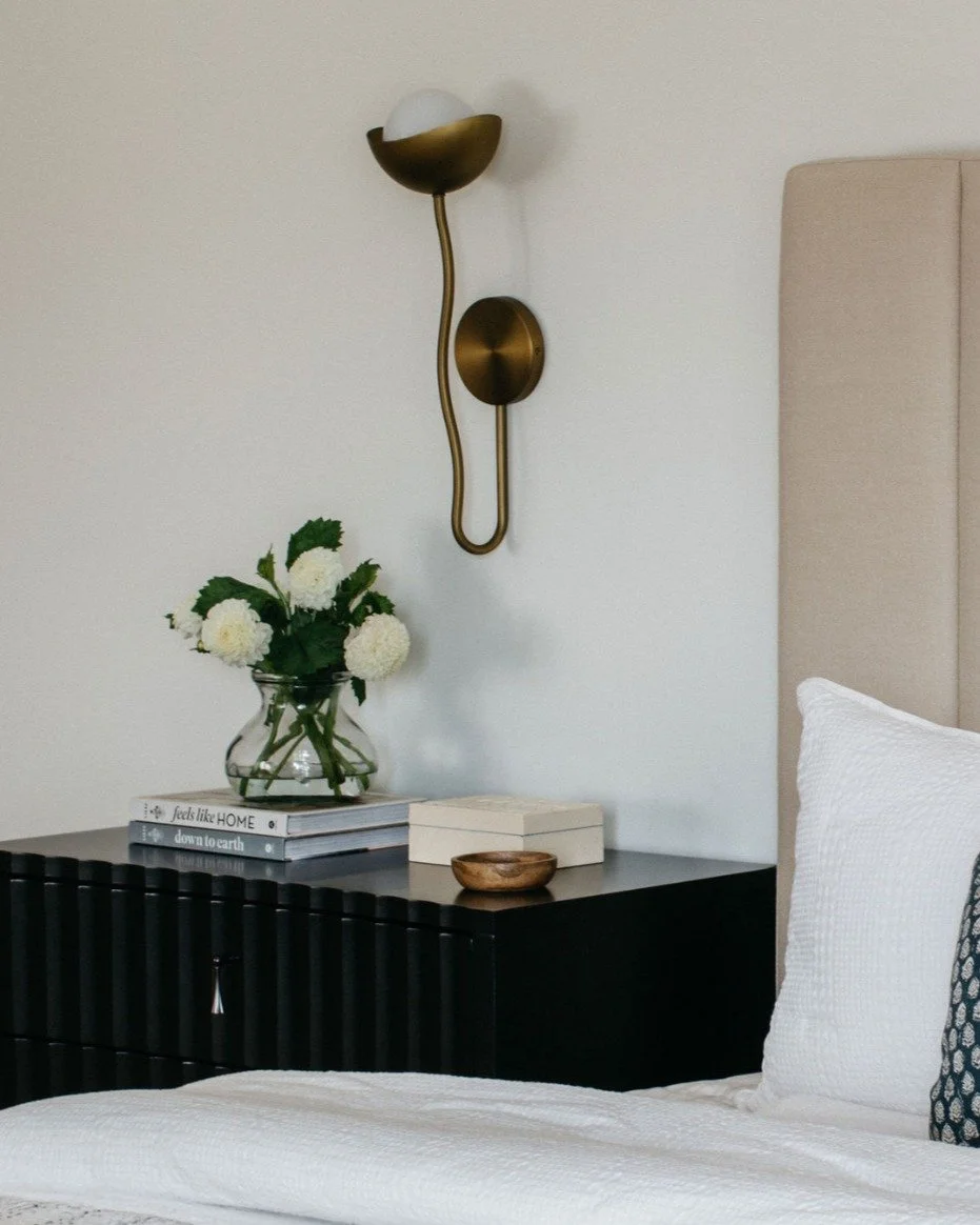 Sometimes it literally takes just a few upgrades to make a huge difference: swap the basic lamp for a sculptural sconce, add a nightstand with texture, and suddenly the room looks expensive on purpose.

📷 : @margaretrajic 
.
.
.
#chicagointeriordesi