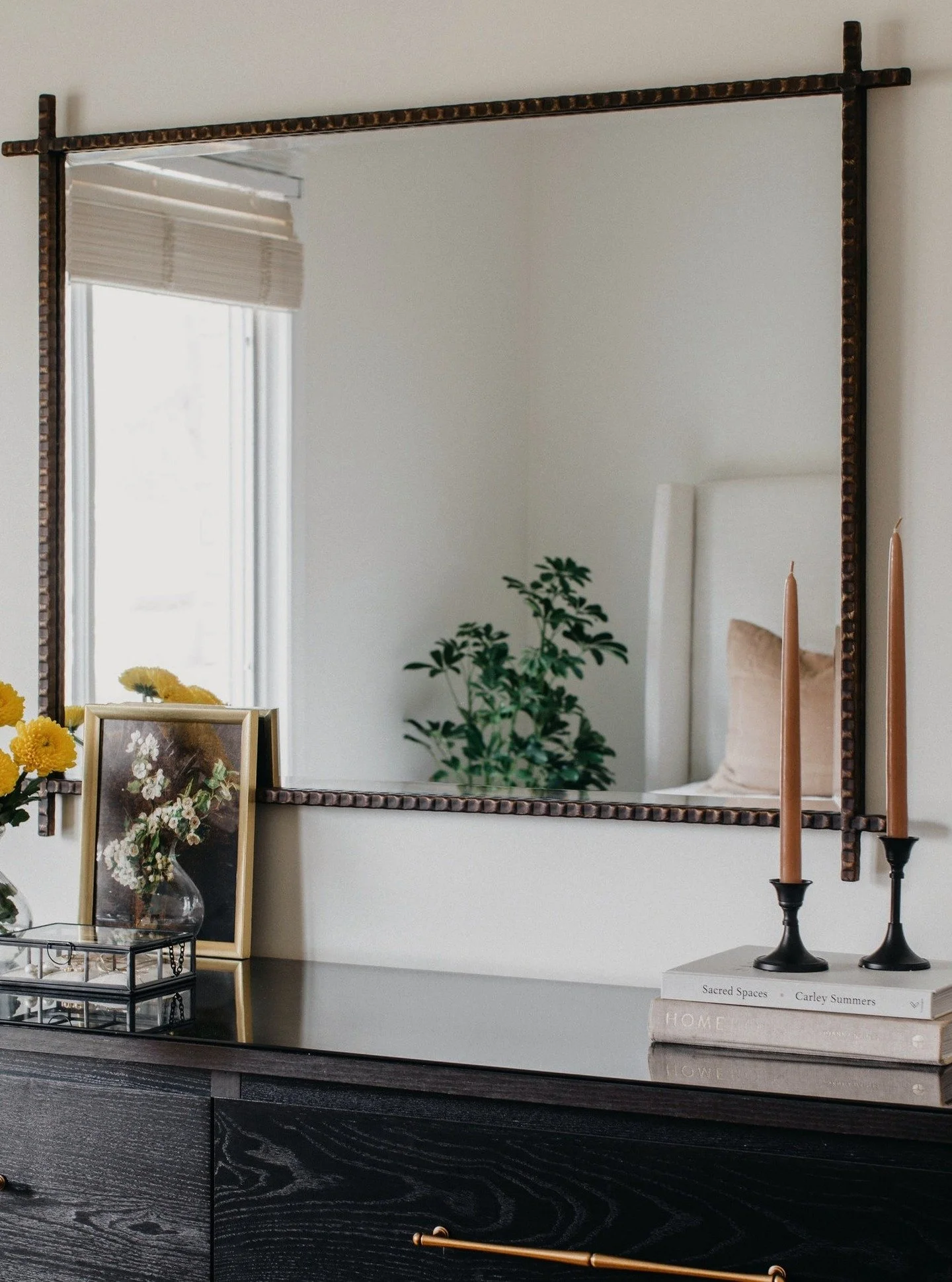 📢 PSA: let&rsquo;s stop treating mirrors as an afterthought and start treating them like the decorative piece they actually are.

Yes, they&rsquo;re functional. We all need to see our faces before leaving the house.
But mirrors also reflect light, e