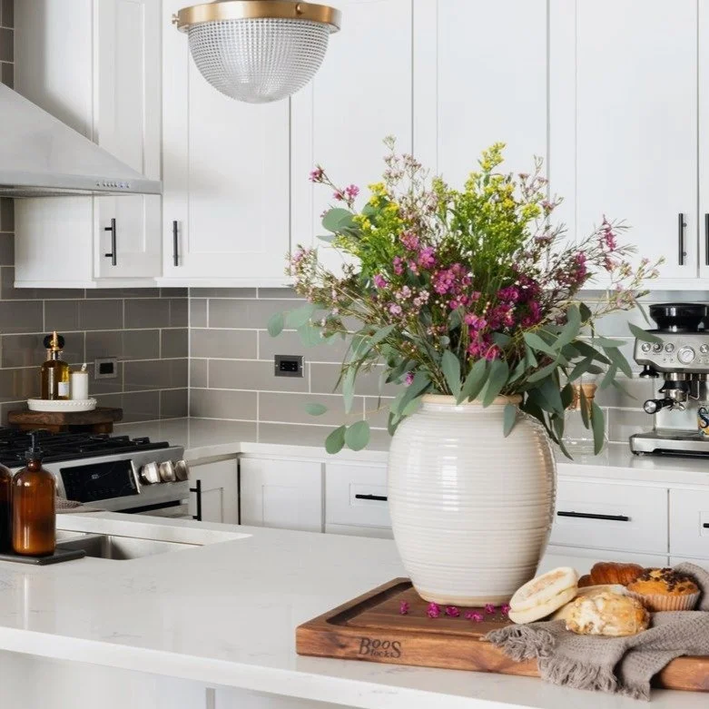 Fresh florals, a little sun (at least until it starts to rains tonight), and the start of a weekend. Honestly what more do you need 🪻

Happy Friday, friends!