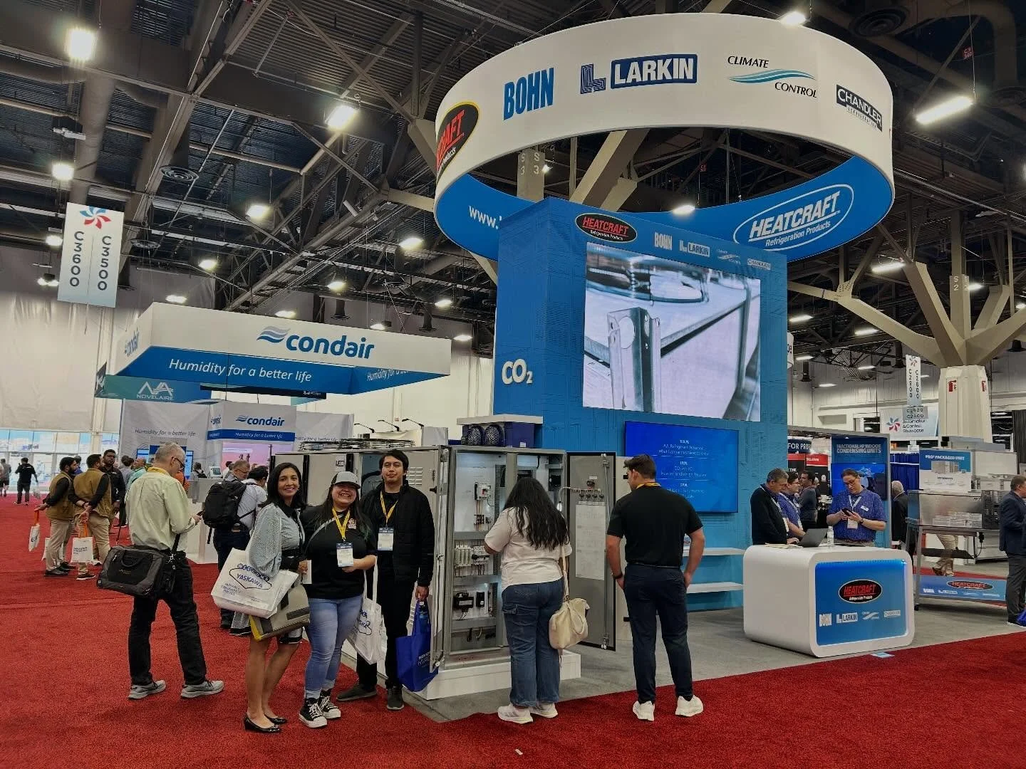 Attended the @ahrexpo this week.

The best part is seeing familiar faces from the industry, old colleagues, current colleagues.

And, it was so nice to run into professors and students (who I mentor) from RCC HVACR&rsquo;s program 🙌🙌