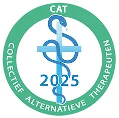 Logo met cirkel, teksten 'CAT', 'COLLECTIEF ALTERNATIEVE THERAPEUTEN', en '2025', met een blauwe artsensymbool in het midden.