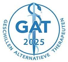 logo met tekst 'GAT 2025' en een anker en medicijnfles in een blauw en wit ontwerp