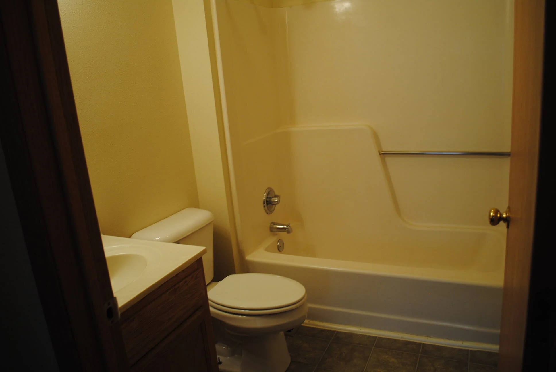 Pioneer Woods Inside 2 or 3 Bedroom (Kirkwood, 17th Ct, 18th St) Bath2.jpg