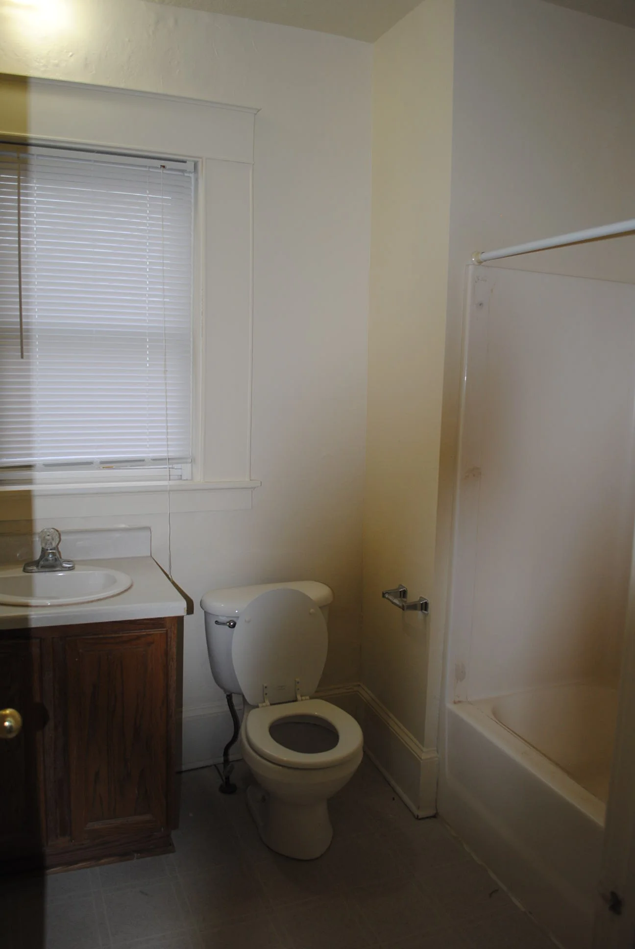 Riverbend Duplexes 1233-1235 7th Inside Bath2.jpeg