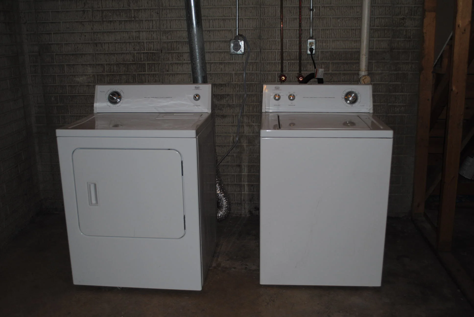 13th & Forest 1337 13th Place Inside Laundry.jpg