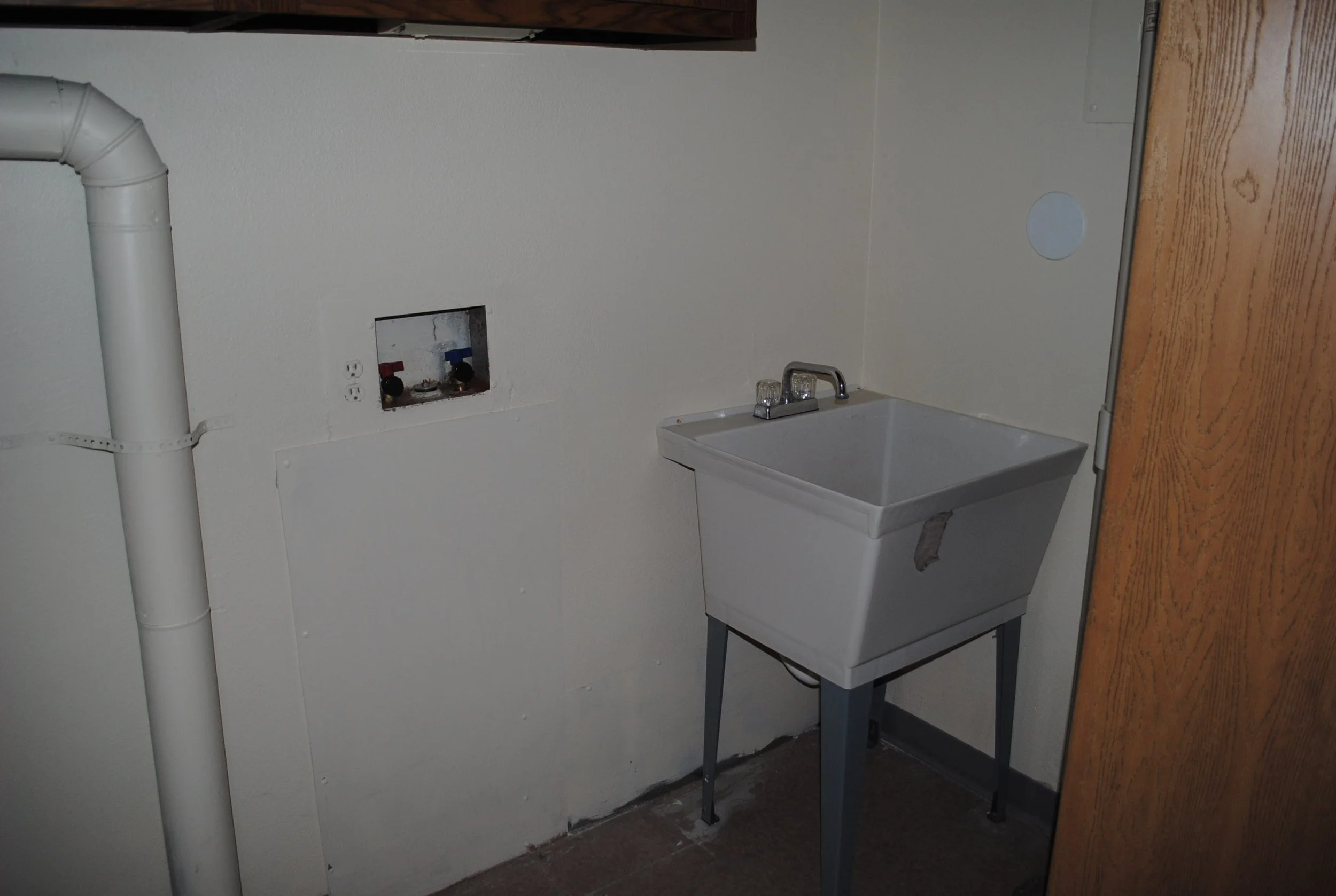 Pioneer Woods - 20th Street Inside - Laundry Closet.JPG