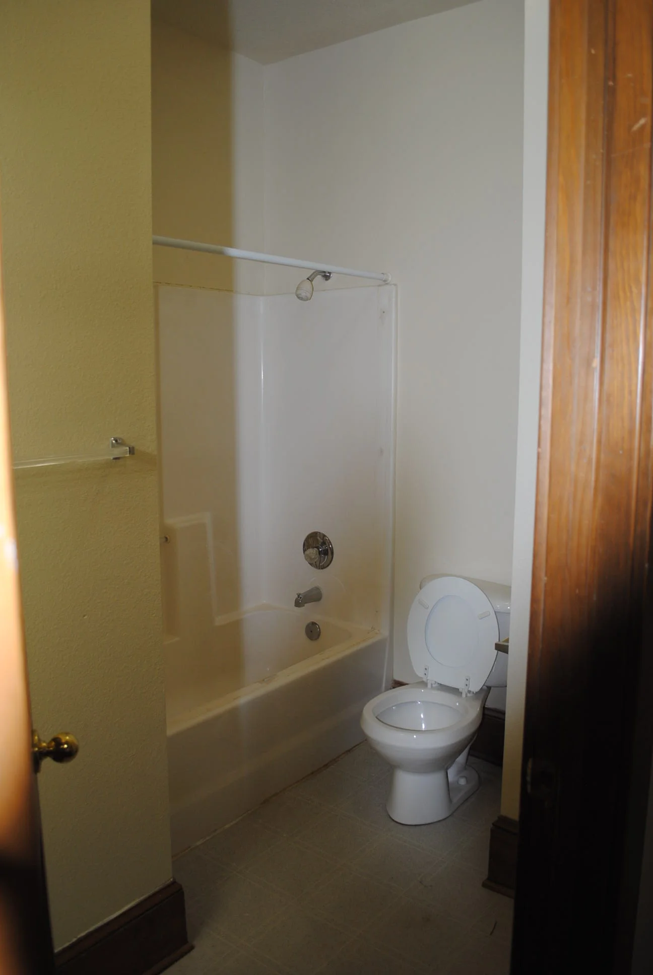 Riverbend Duplexes 1233-1235 7th Inside Bath1.jpeg