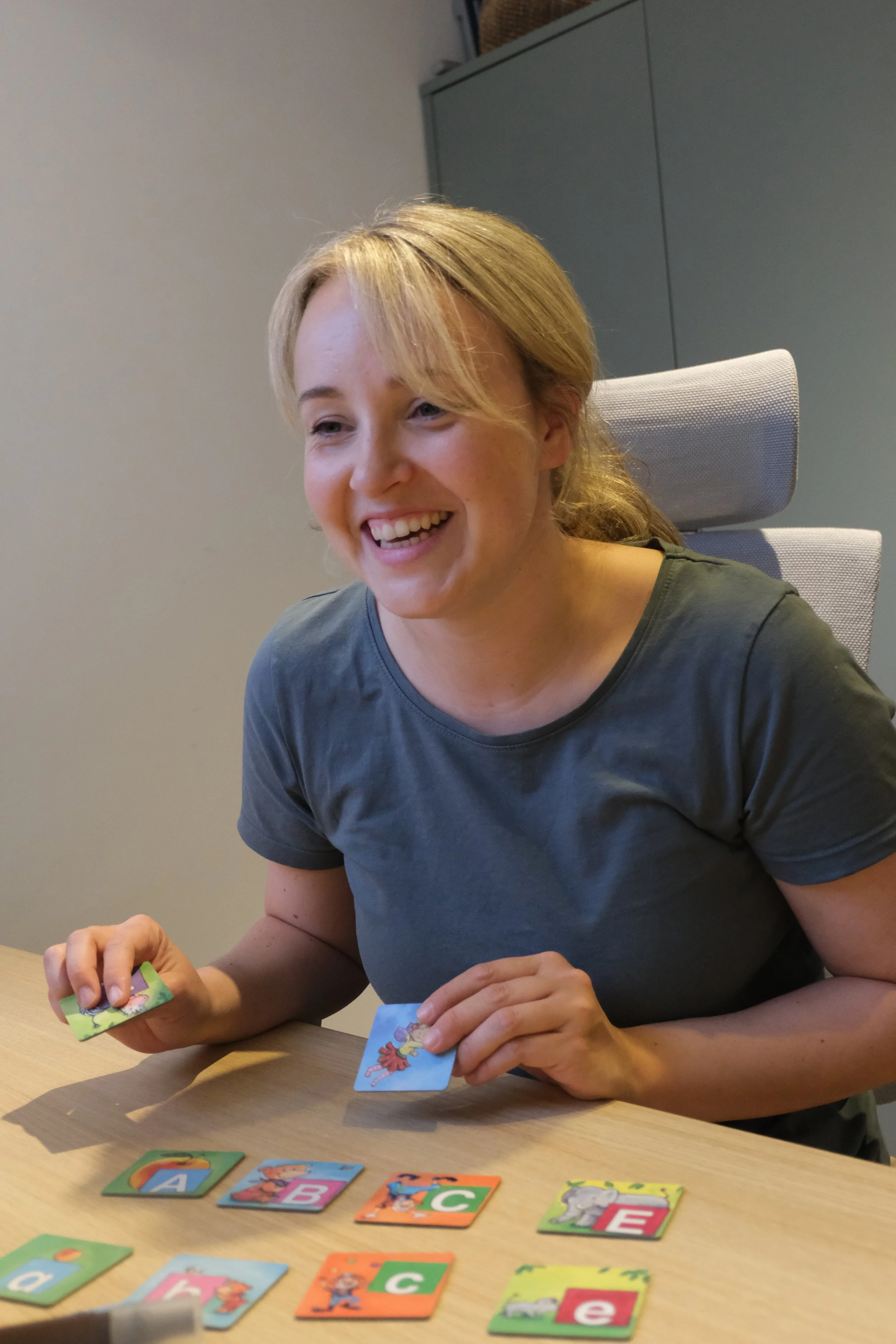 Logopädin während der Therapie mit einem Buchstaben-Lernspiel