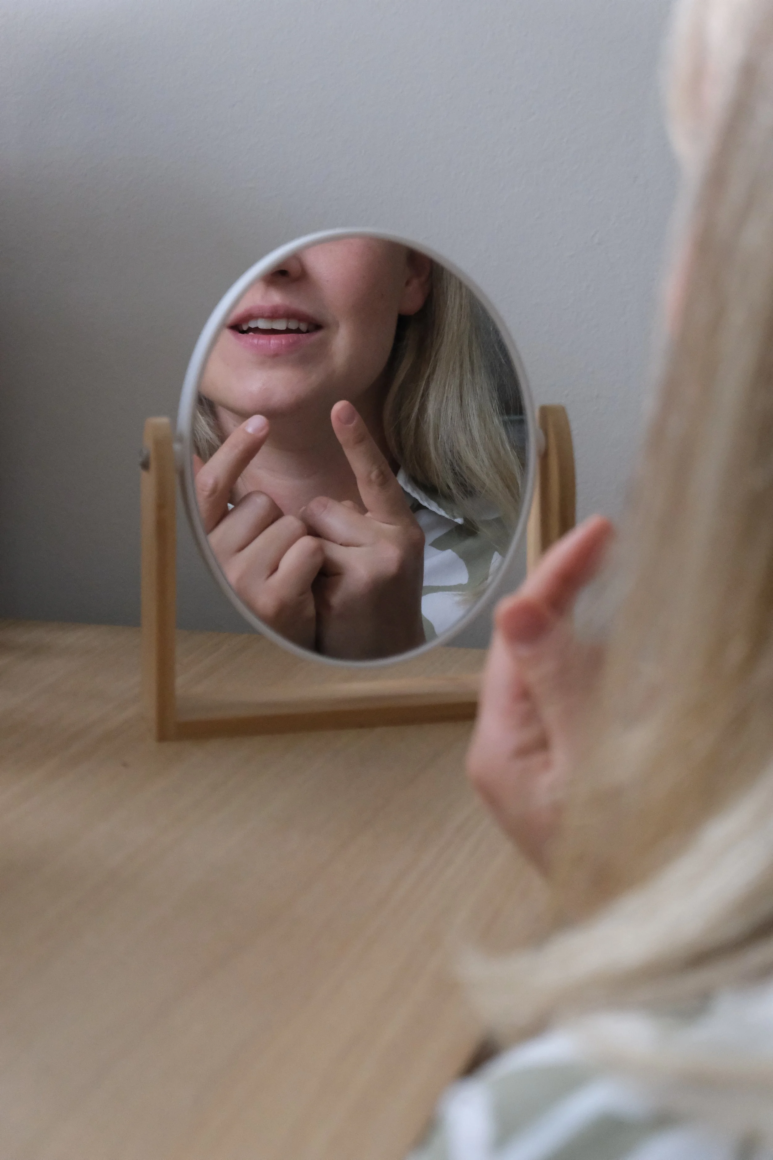 Logopädische Therapie. Mundmotorikübungen vor dem Spiegel.