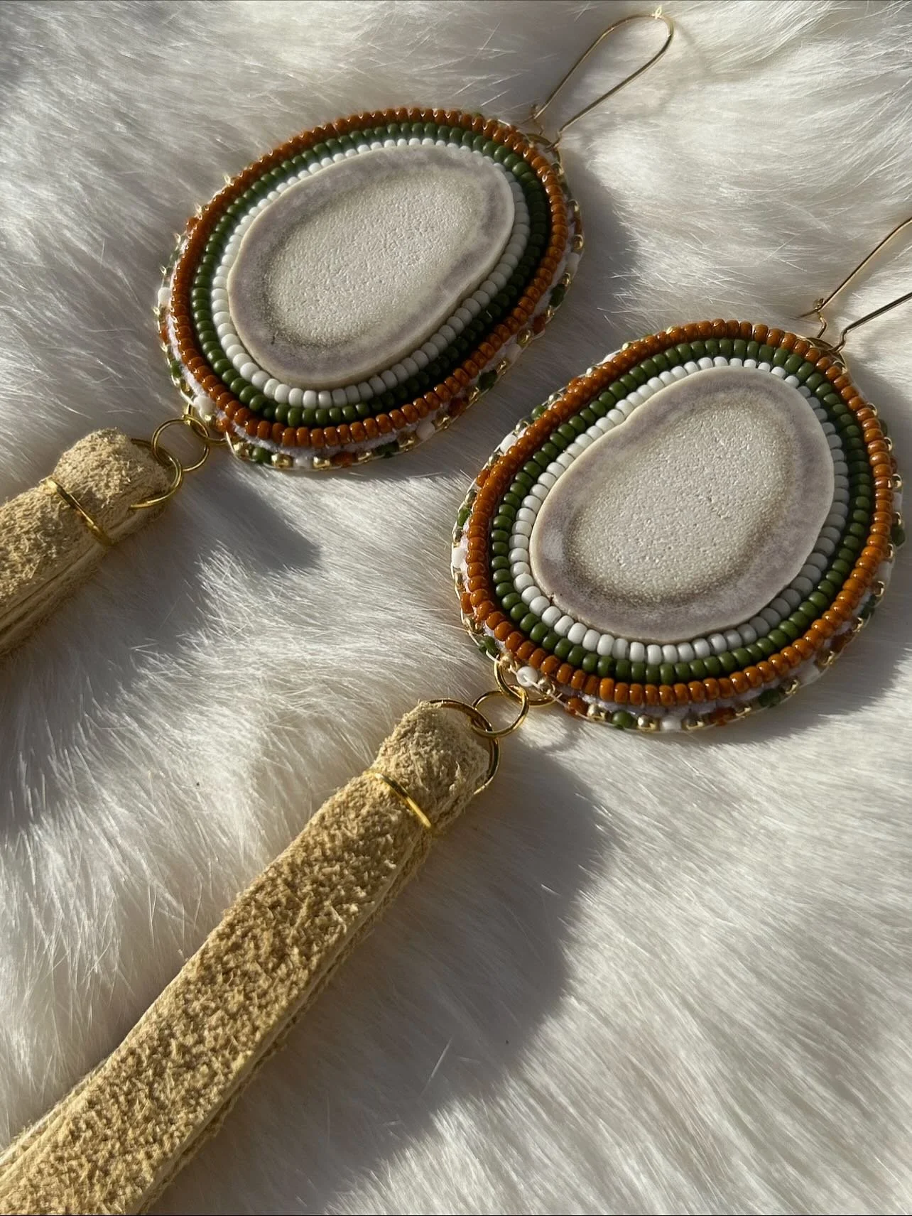 I love the fall colors on this set😍😍😍 made with elk antler, backed with moose hide and finished with moose hide fringes. Obsessed with how this set came out!! They are available!! 

Sold!❤️

#beadwork #indigenousartistsofcanada #indigenous #metis 