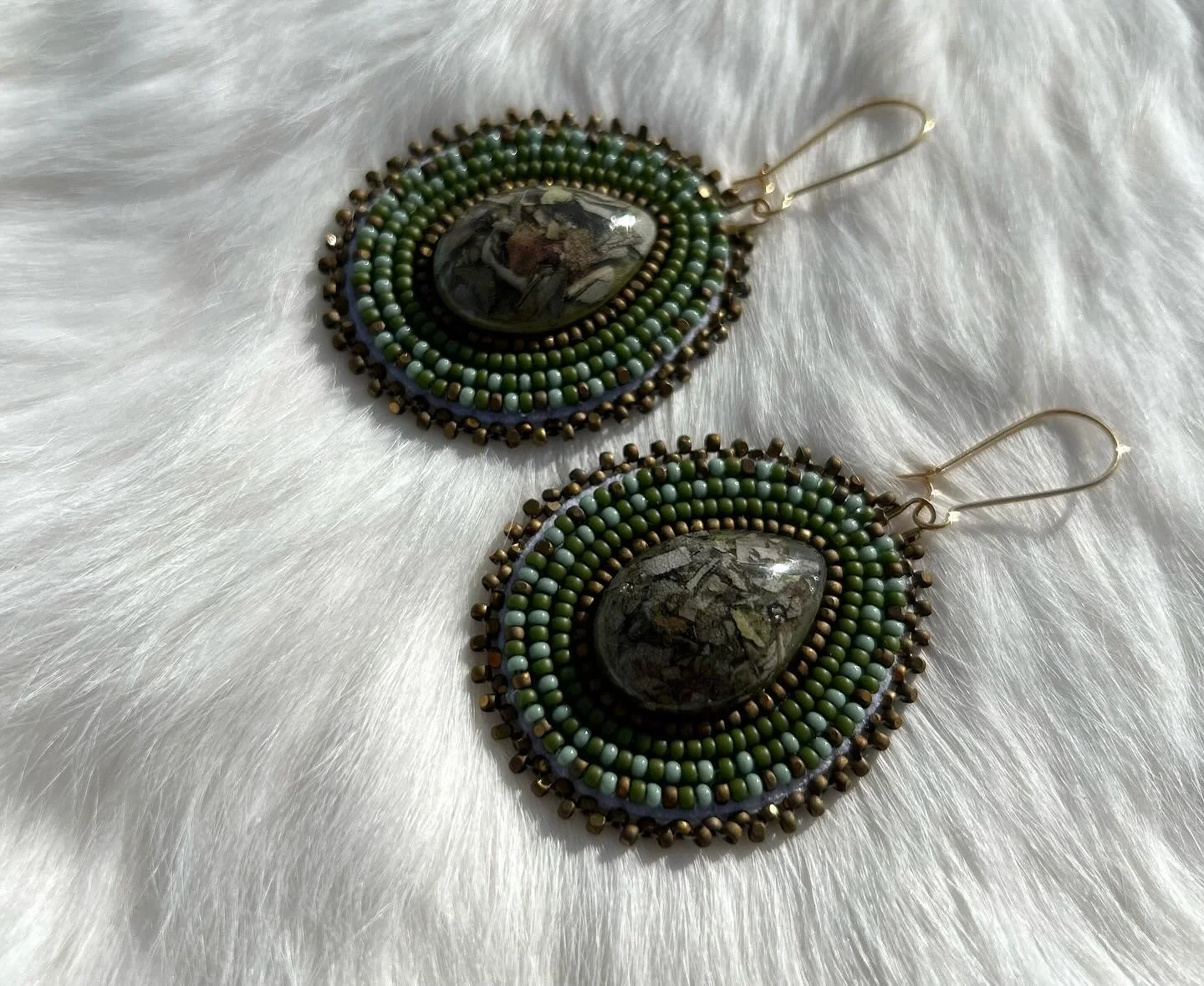 These beauties are off to their new home!❤️ made with sage epoxy cabs by @glitterwormyyc_cabs. I loved this set!😍

#indigenous #metis #beadwork #beading #indigenousbeadwork #metisbeadwork #beadedearrings