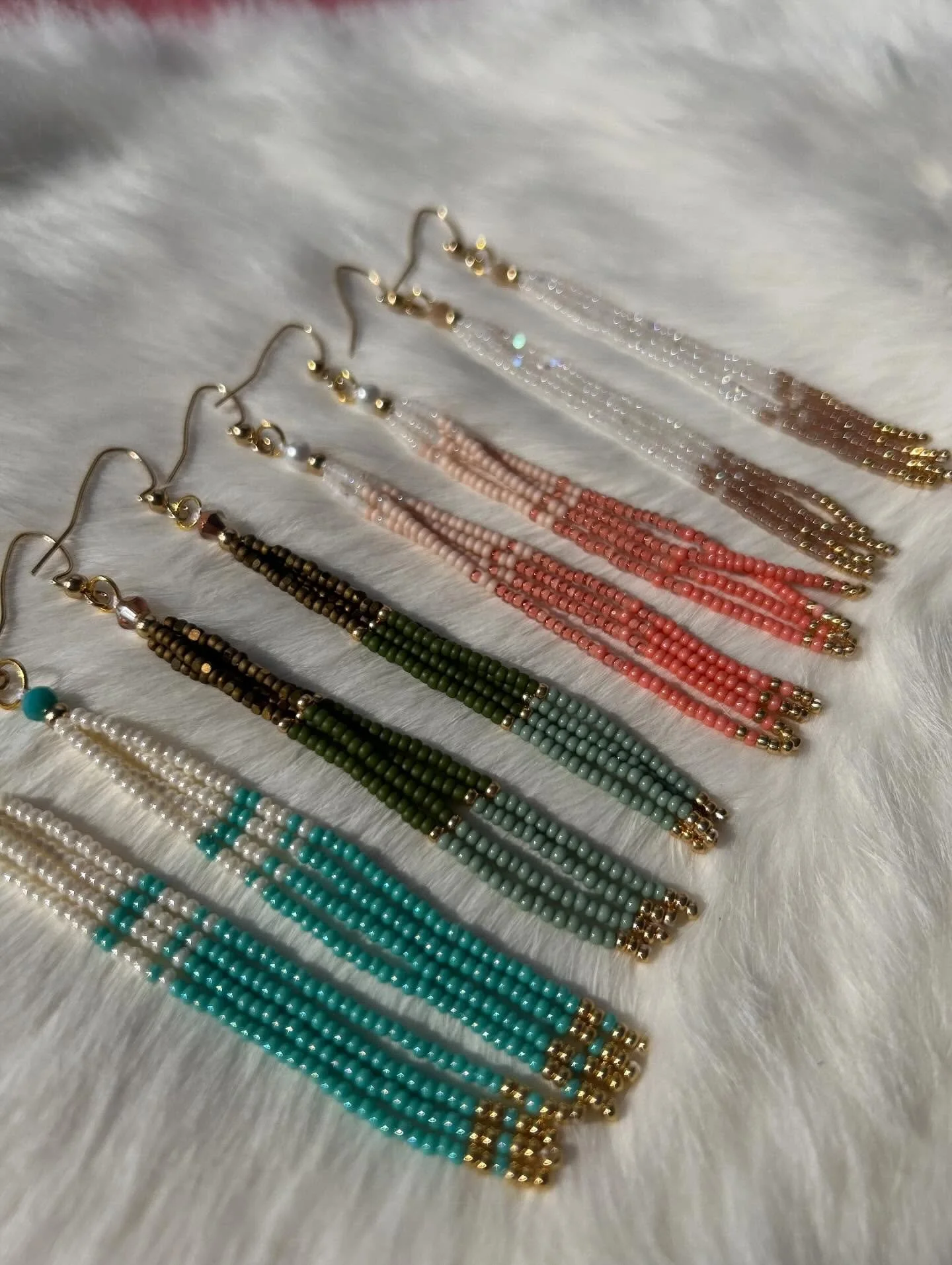I looooove these cute little fringes!!😍😍 perfect for everyday wear! #beadwork #beading #beadedearrings #indigenous #metis #indigenousbeadwork #metisbeadwork