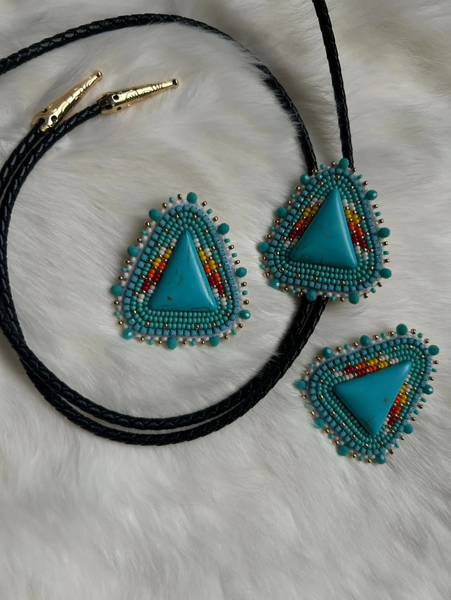 Turquoise bolo set I just finished up 😍❤️ taking this to the market this weekend!!! 

#beadibg #beadwork #indigenous #metis #metisbeadwork #indigenousbeadwork #beadedbolotie